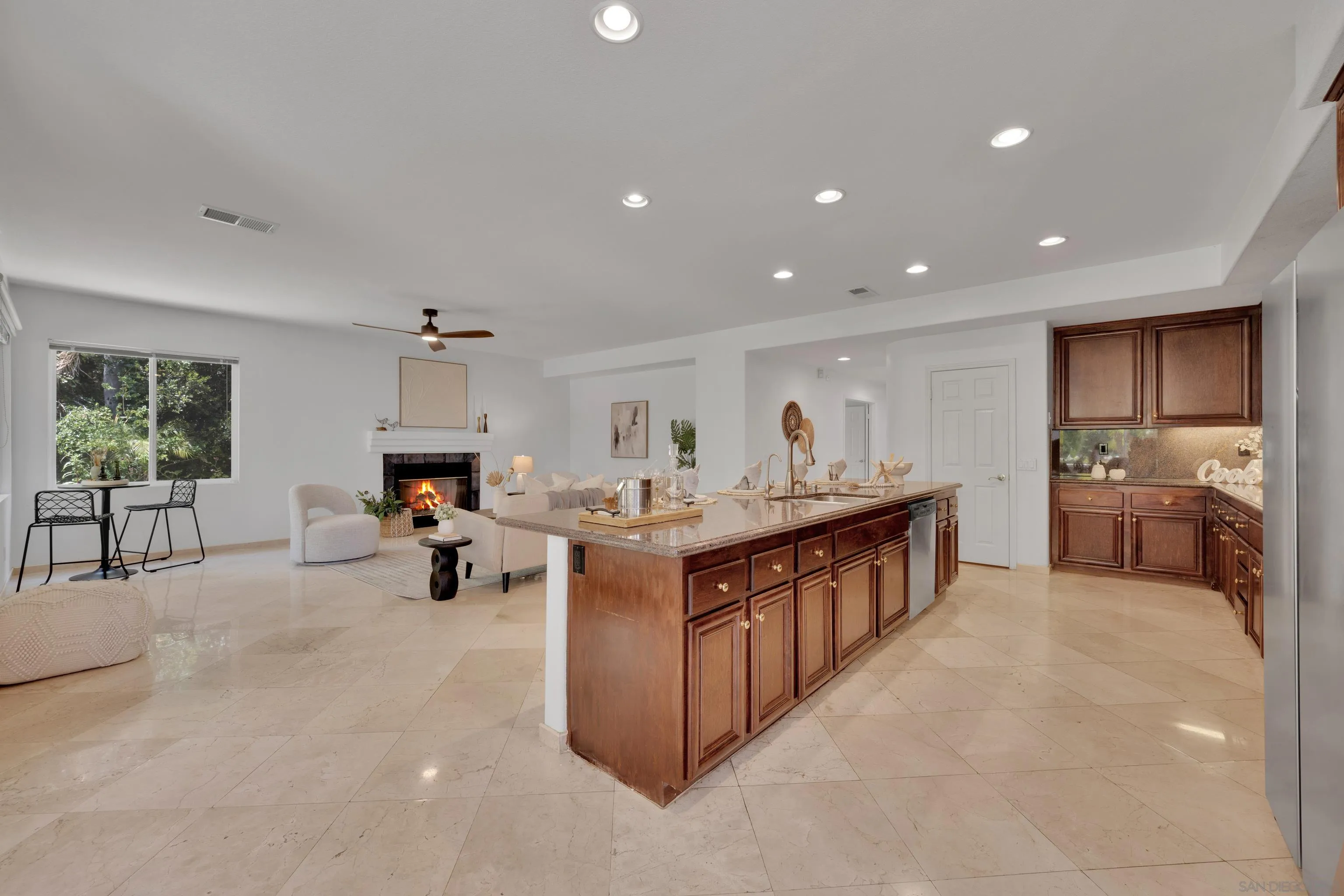 https://cdn.realtyfeed.com/cdn/127/250031038/ed906a7c2586c1b7537dbda01a214313.webp