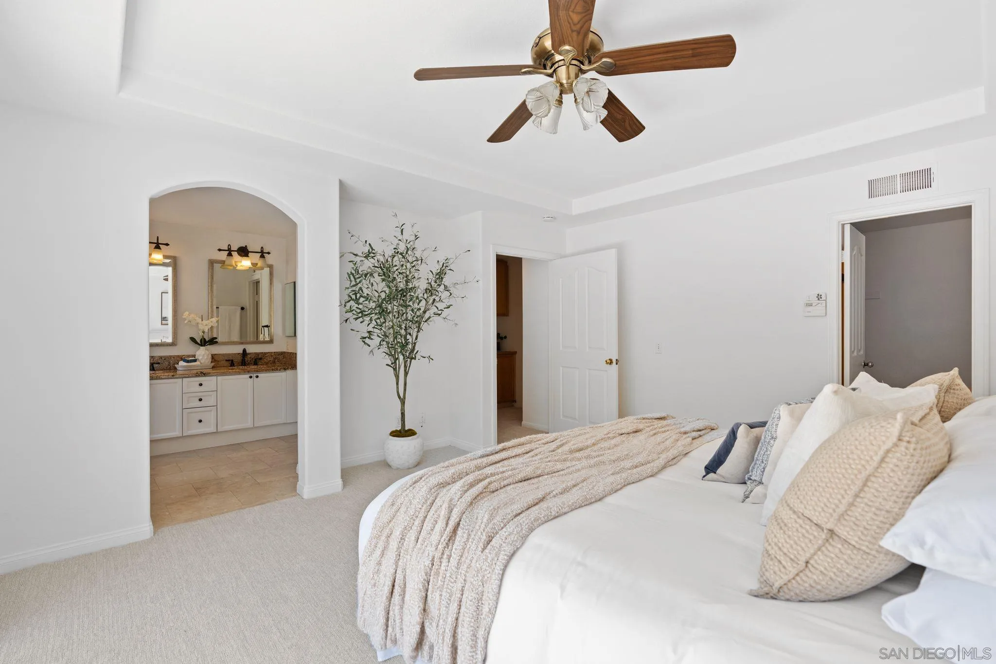 https://cdn.realtyfeed.com/cdn/127/250031050/c7b7c8b4aae50075da56e8e79ba838fc.webp
