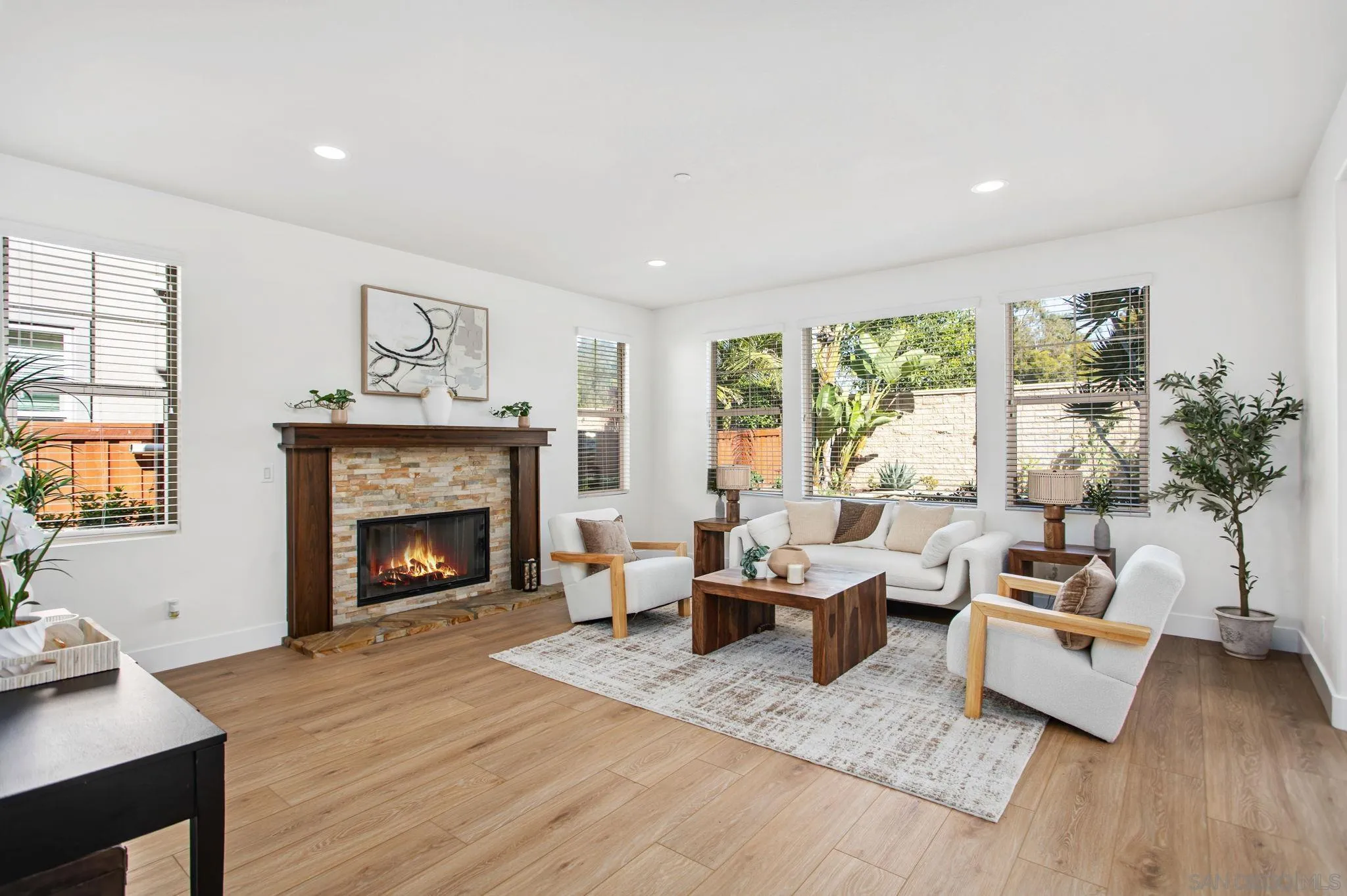 https://cdn.realtyfeed.com/cdn/127/250031068/bac5ee974ad5e4c66add510438eaf598.webp