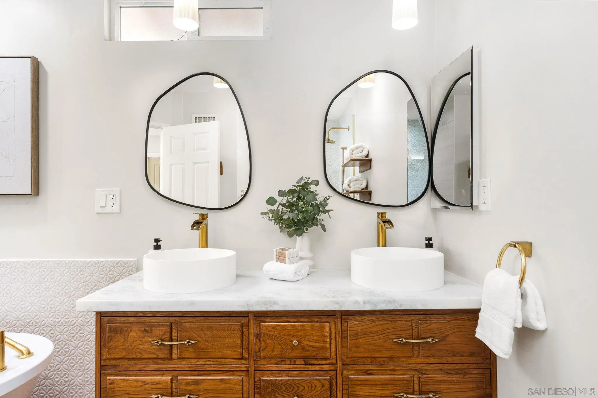 https://cdn.realtyfeed.com/cdn/127/250031257/d9a9e5b3bfc46a6aced19bfb4950b87c.webp