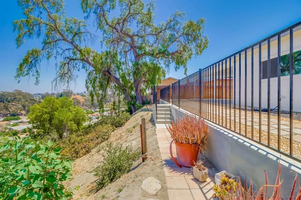 https://cdn.realtyfeed.com/cdn/127/250031270/25eaca3b0d9032b8ad64ac6091447ee5.webp