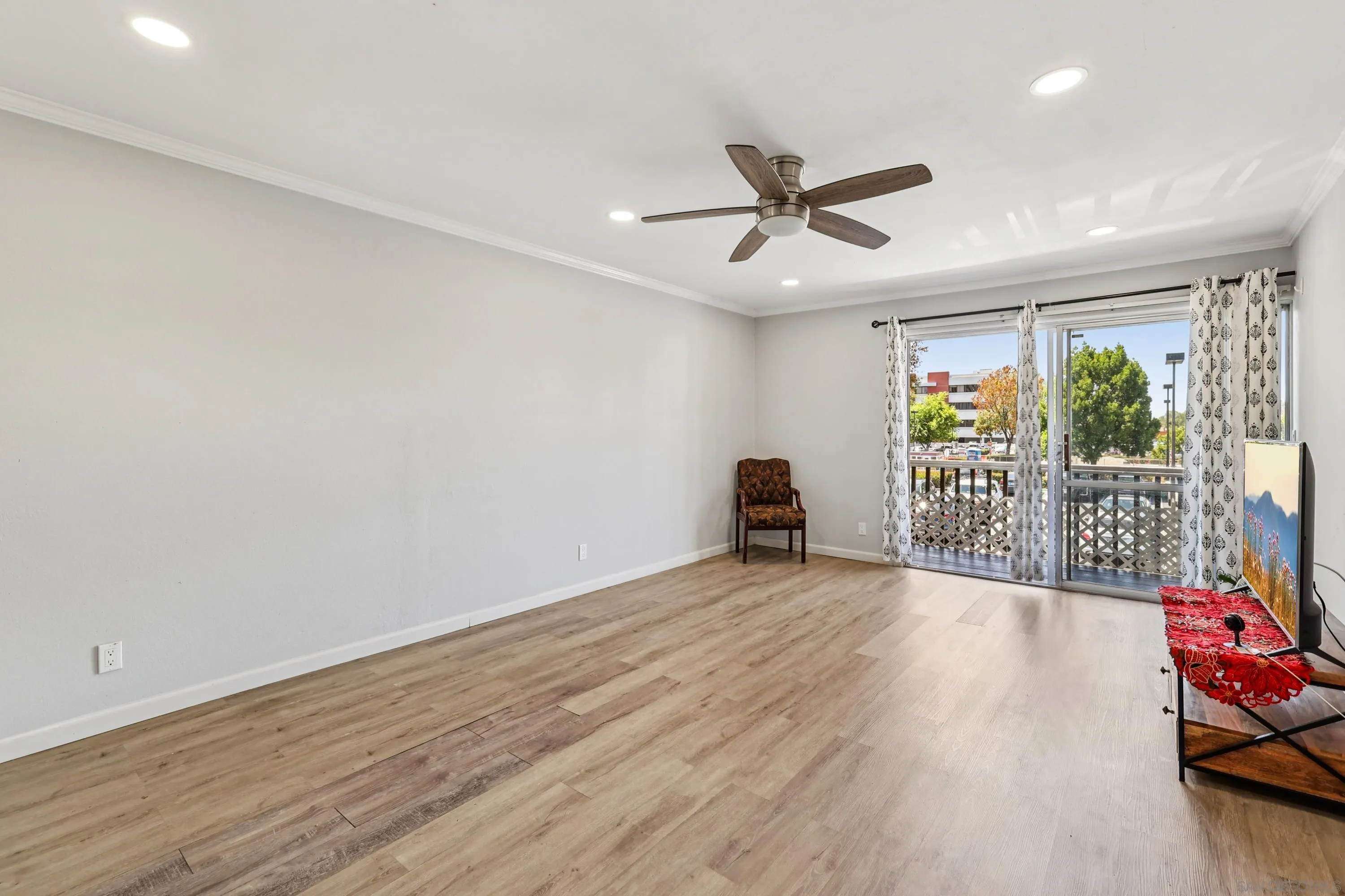 Browse active condo listings in ROBINHOOD