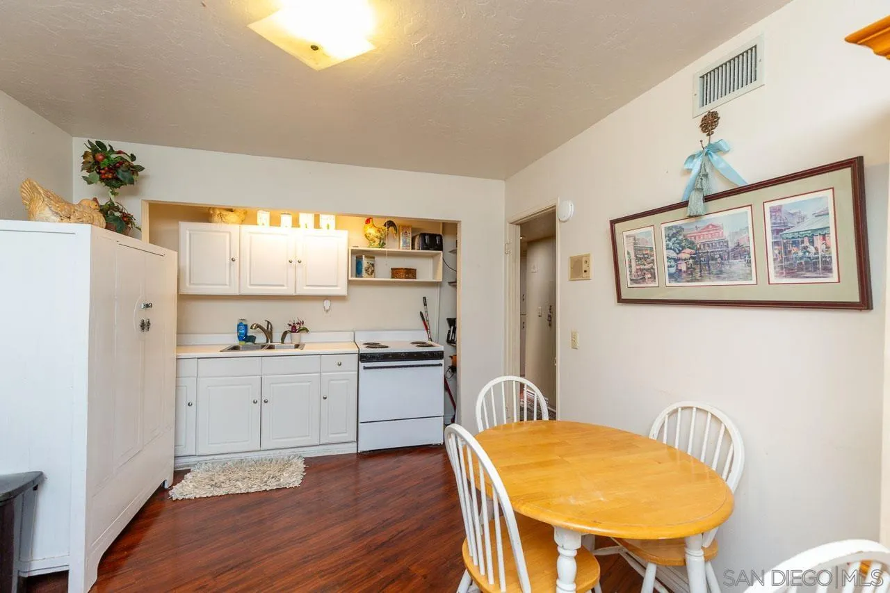 https://cdn.realtyfeed.com/cdn/127/250031320/f49b1ecdee4f56aa71a15ff12ceda7d6.webp