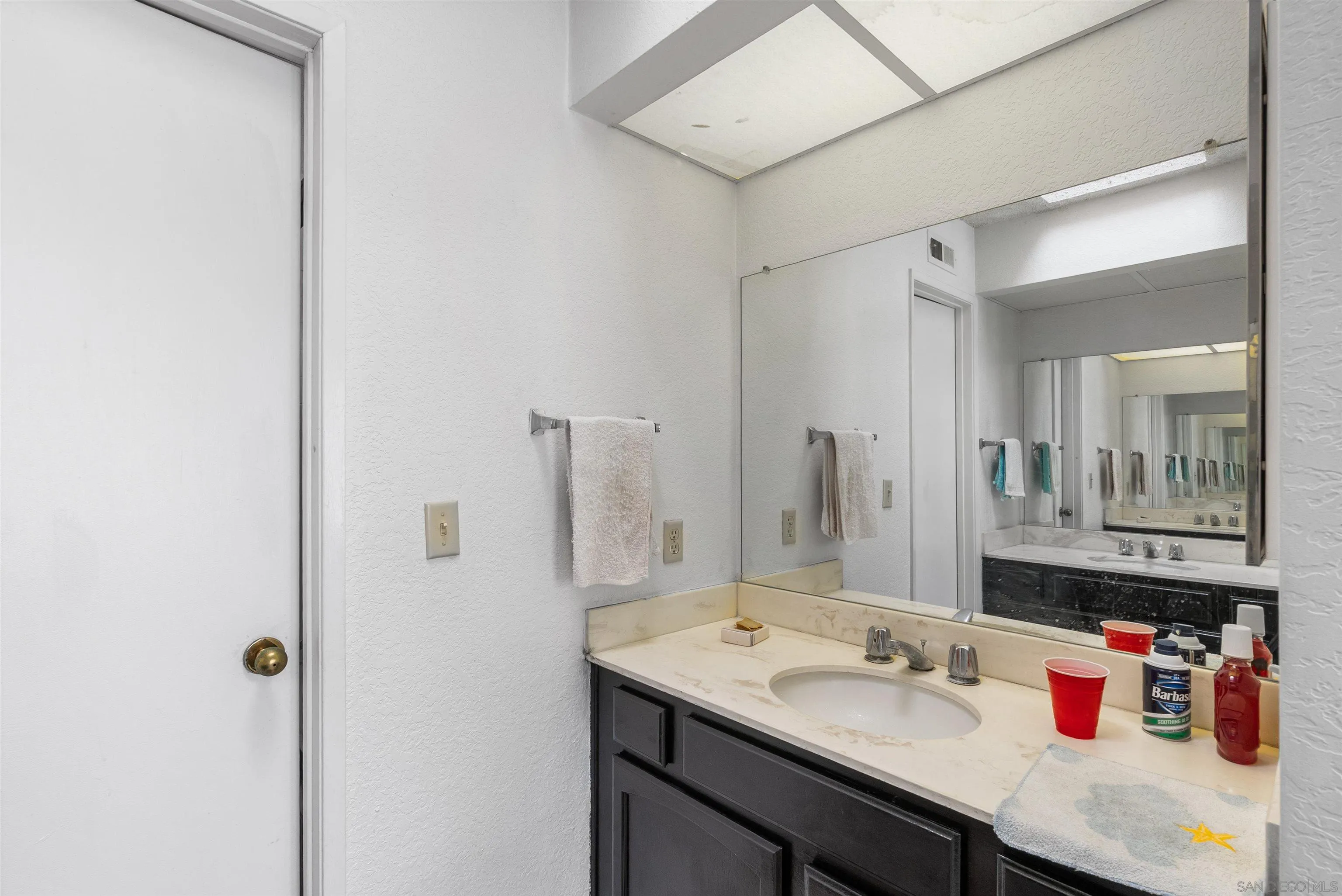 https://cdn.realtyfeed.com/cdn/127/250031359/c8cf46f3f9bea0bda2868a704ca7d74d.webp