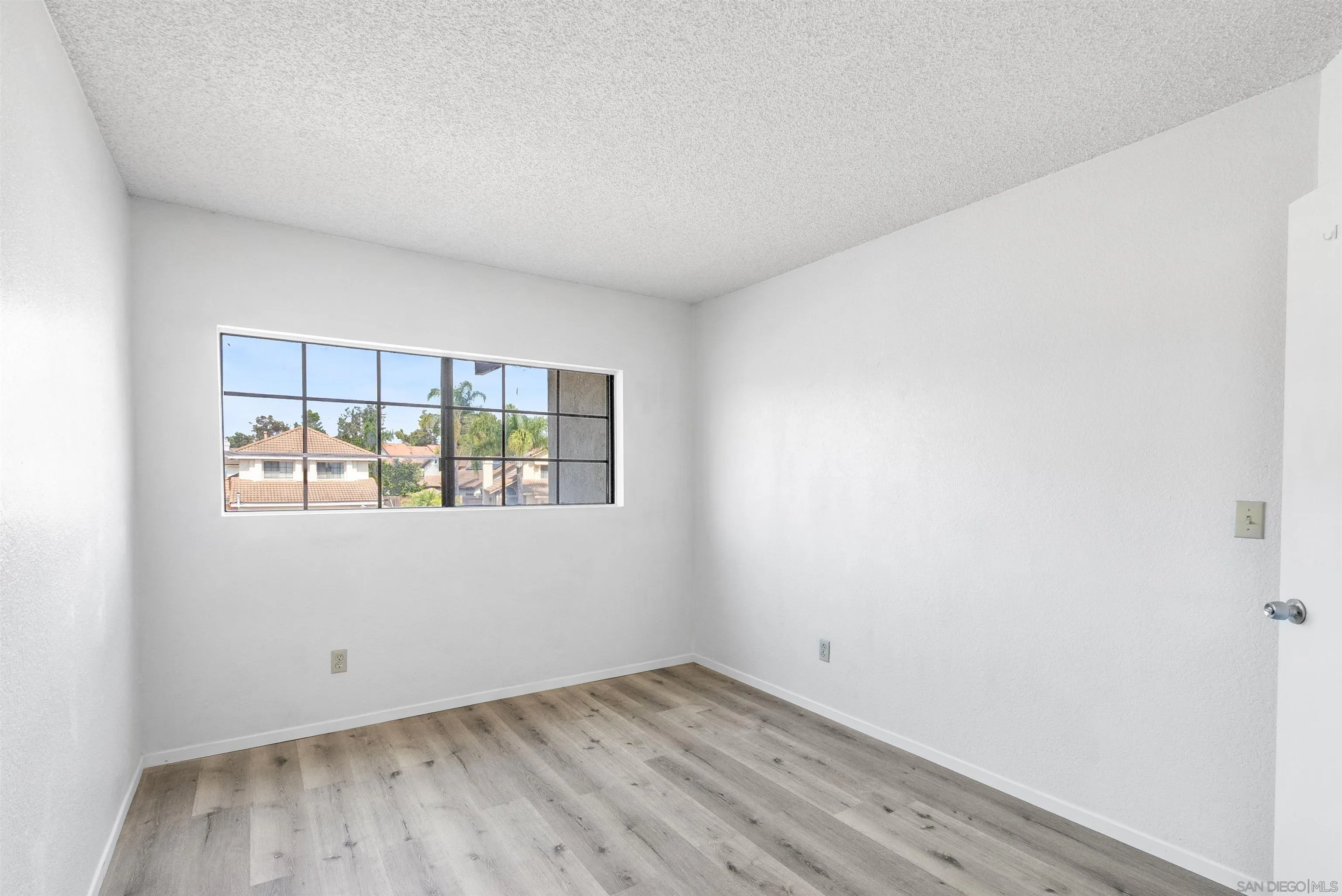 https://cdn.realtyfeed.com/cdn/127/250031359/cdc05f31d0f194adffe1e7a698d36986.webp