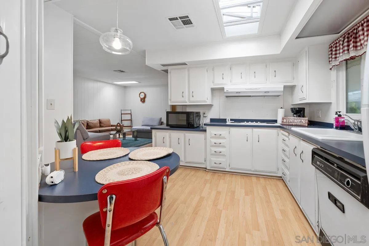 https://cdn.realtyfeed.com/cdn/127/250031434/e09dd1fc480a75b67f48a6c32b78d7b2.webp