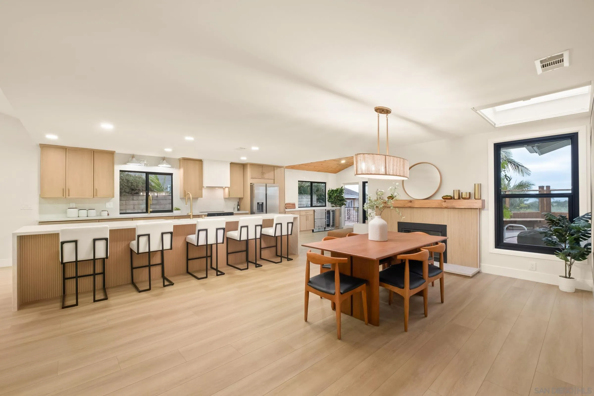 https://cdn.realtyfeed.com/cdn/127/250031588/09e809d6acaf39b8687be156133142de.webp