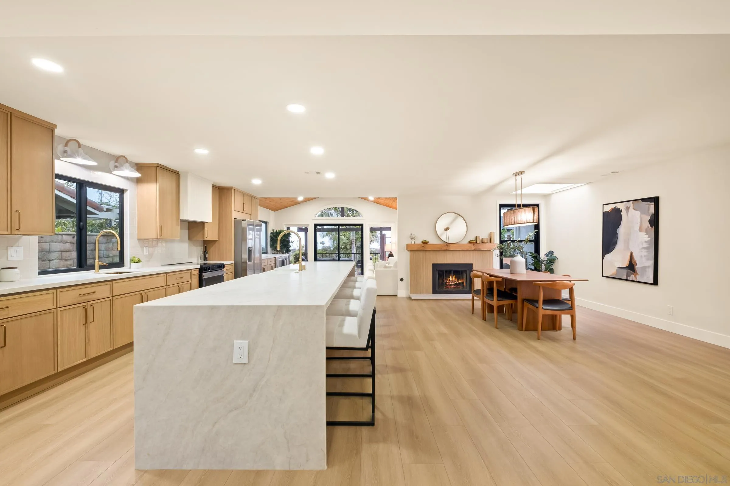 https://cdn.realtyfeed.com/cdn/127/250031588/e63a3ce1c539c14736a7598802875573.webp