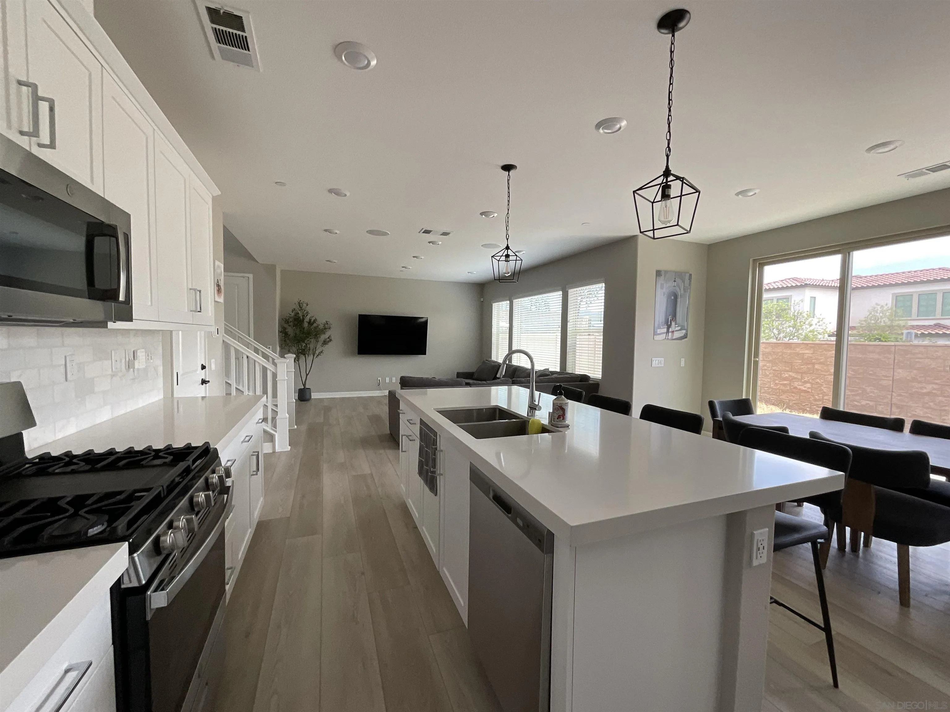 https://cdn.realtyfeed.com/cdn/127/250031637/00862c2e2a8768cc147957c6c384dfab.webp