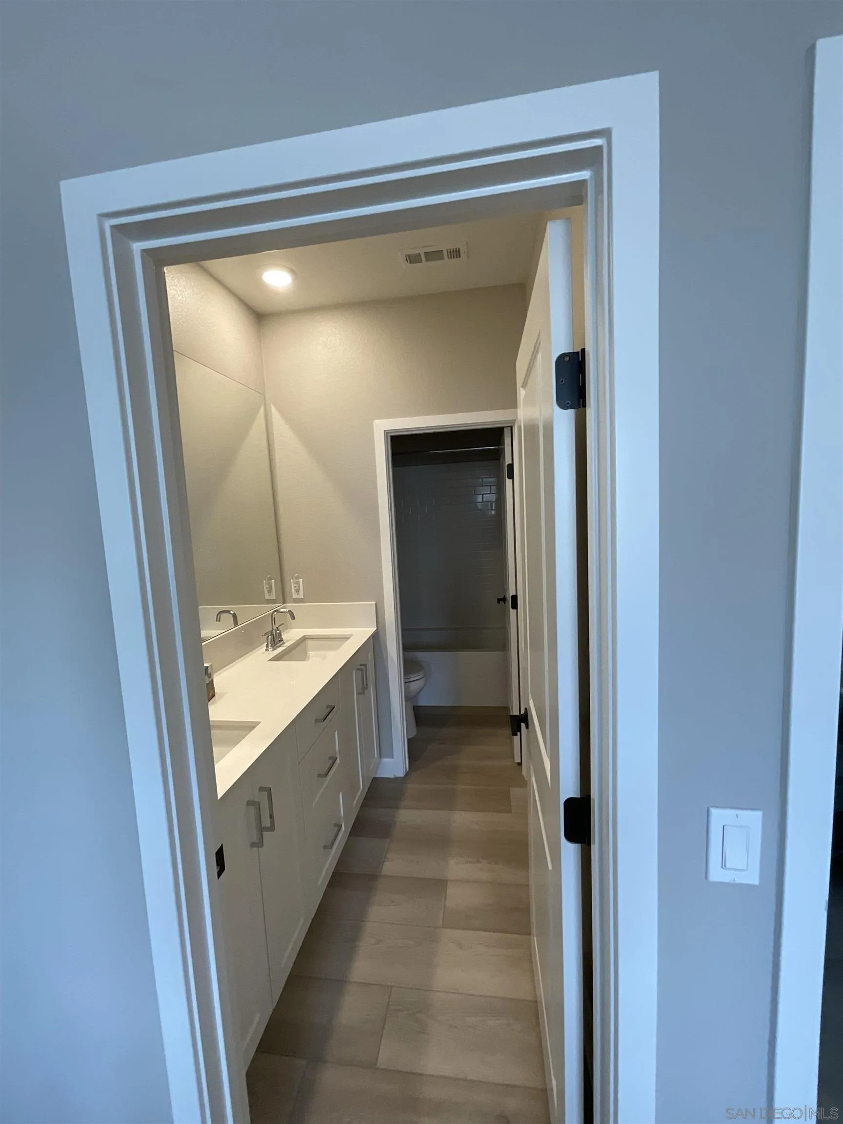 https://cdn.realtyfeed.com/cdn/127/250031637/721c976e8389643cb111924b347cb9b3.webp