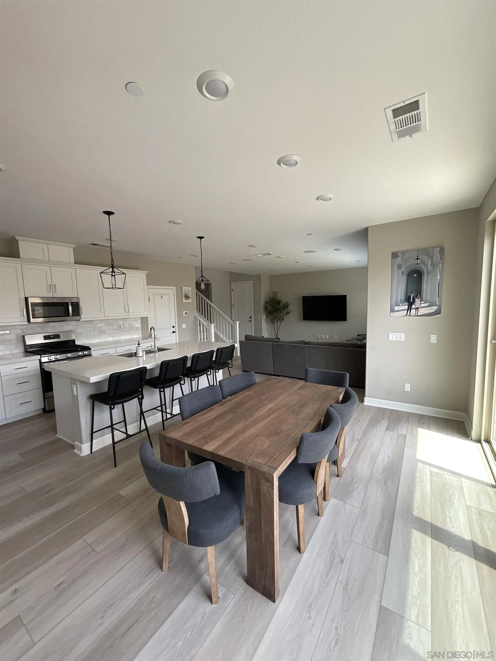https://cdn.realtyfeed.com/cdn/127/250031637/88fe1304bf1b0488b962f47b33cd37d3.webp
