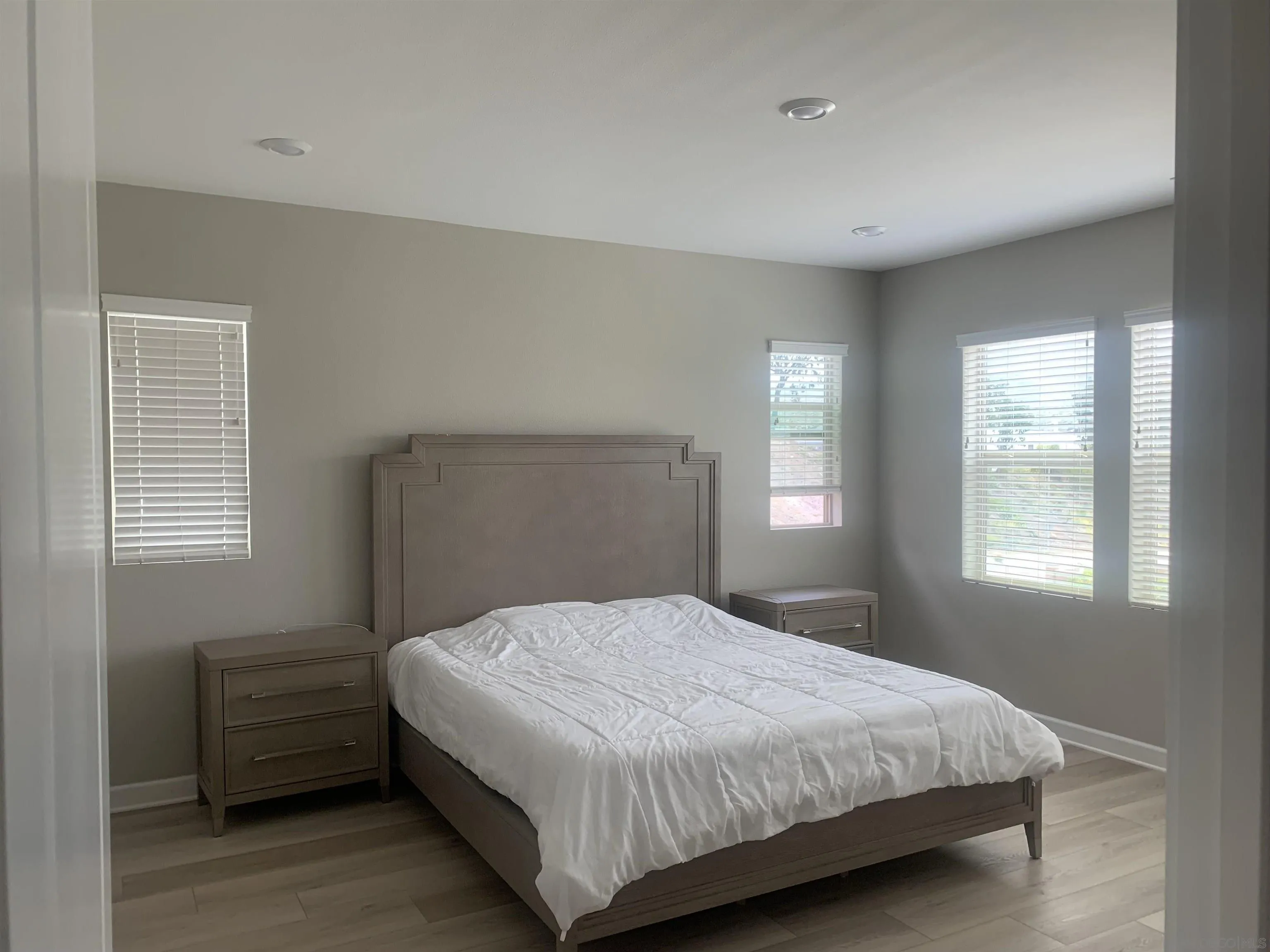 https://cdn.realtyfeed.com/cdn/127/250031637/9169eae89ae87b1f16a791490ddae945.webp