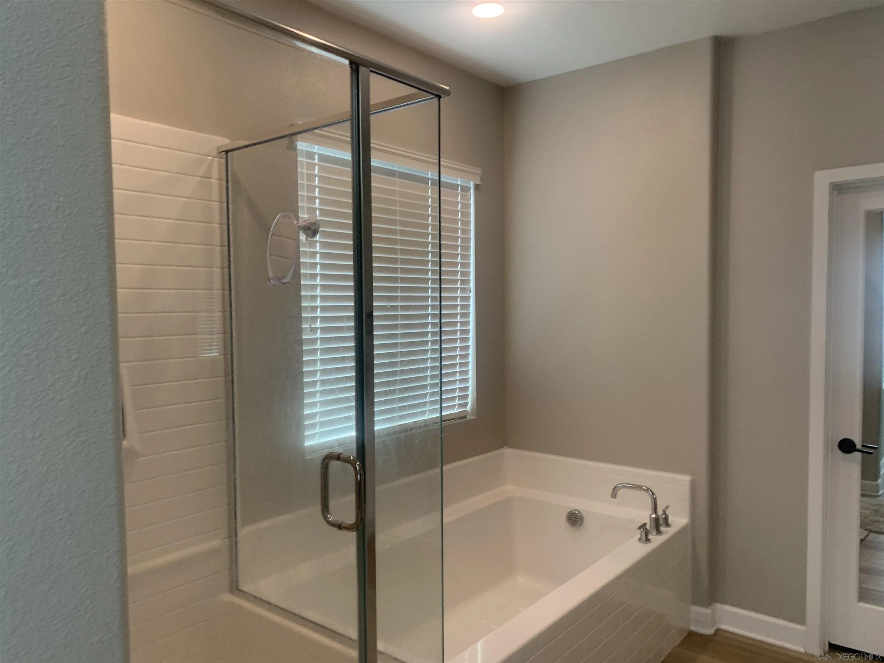 https://cdn.realtyfeed.com/cdn/127/250031637/db4e551637700543a8e480f08712e0bc.webp