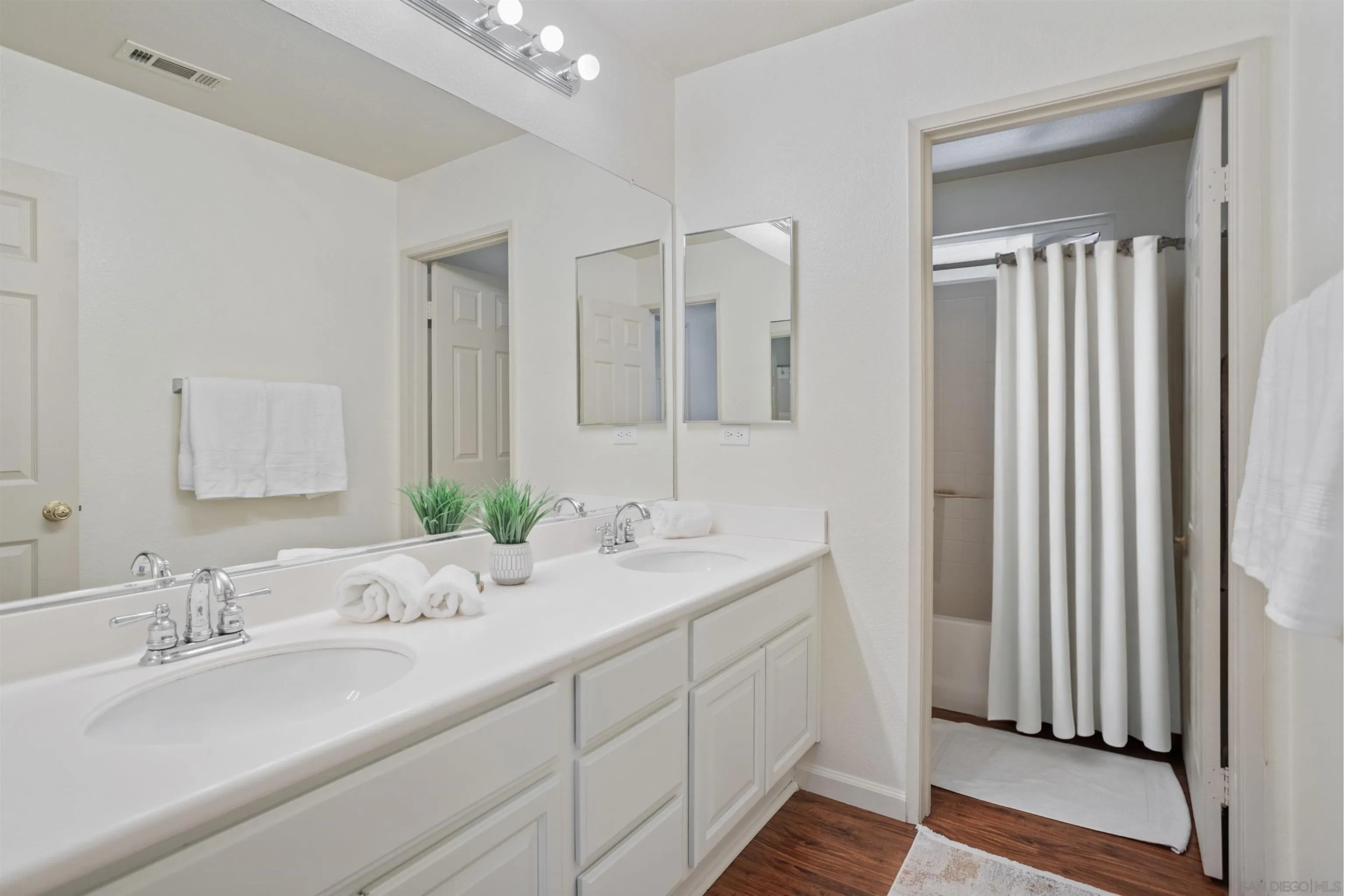 https://cdn.realtyfeed.com/cdn/127/250031639/573f8779145d81f803883c6401757f02.webp