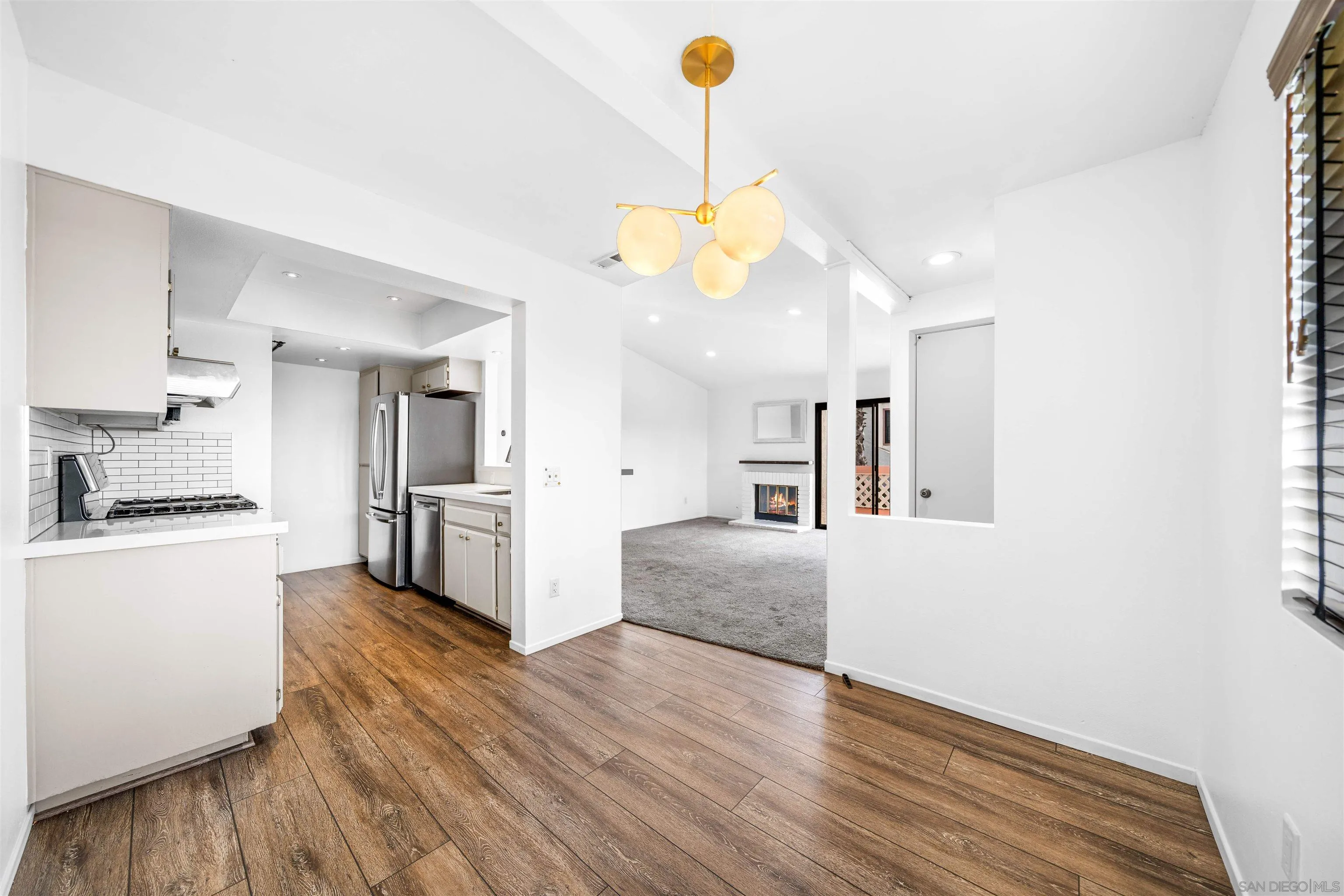 https://cdn.realtyfeed.com/cdn/127/250031659/01bfd7cab2fcae593c4c04a9c85bc215.webp