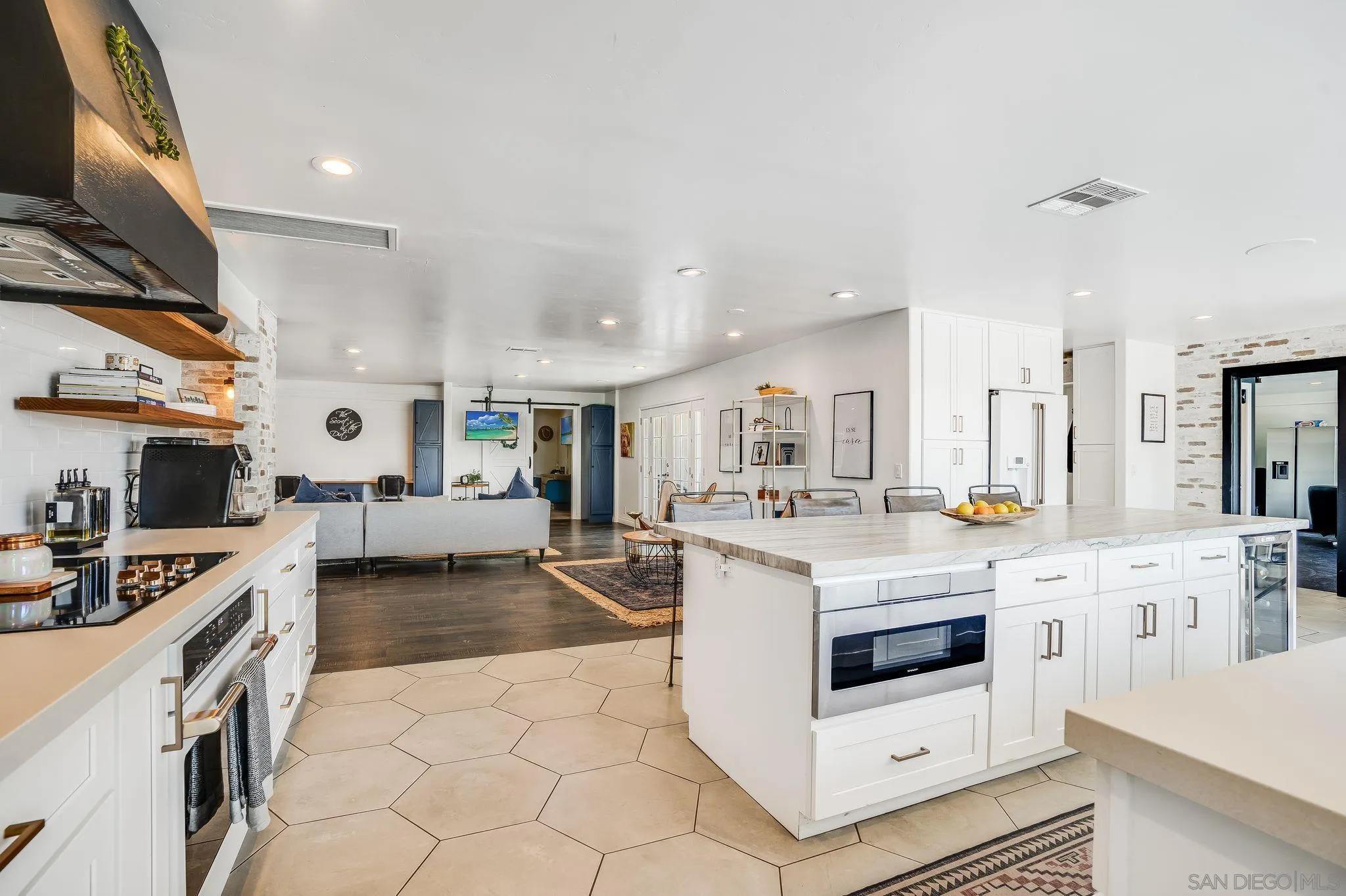 https://cdn.realtyfeed.com/cdn/127/250031689/b237362e93f0447eadb7e1a796601bbd.webp