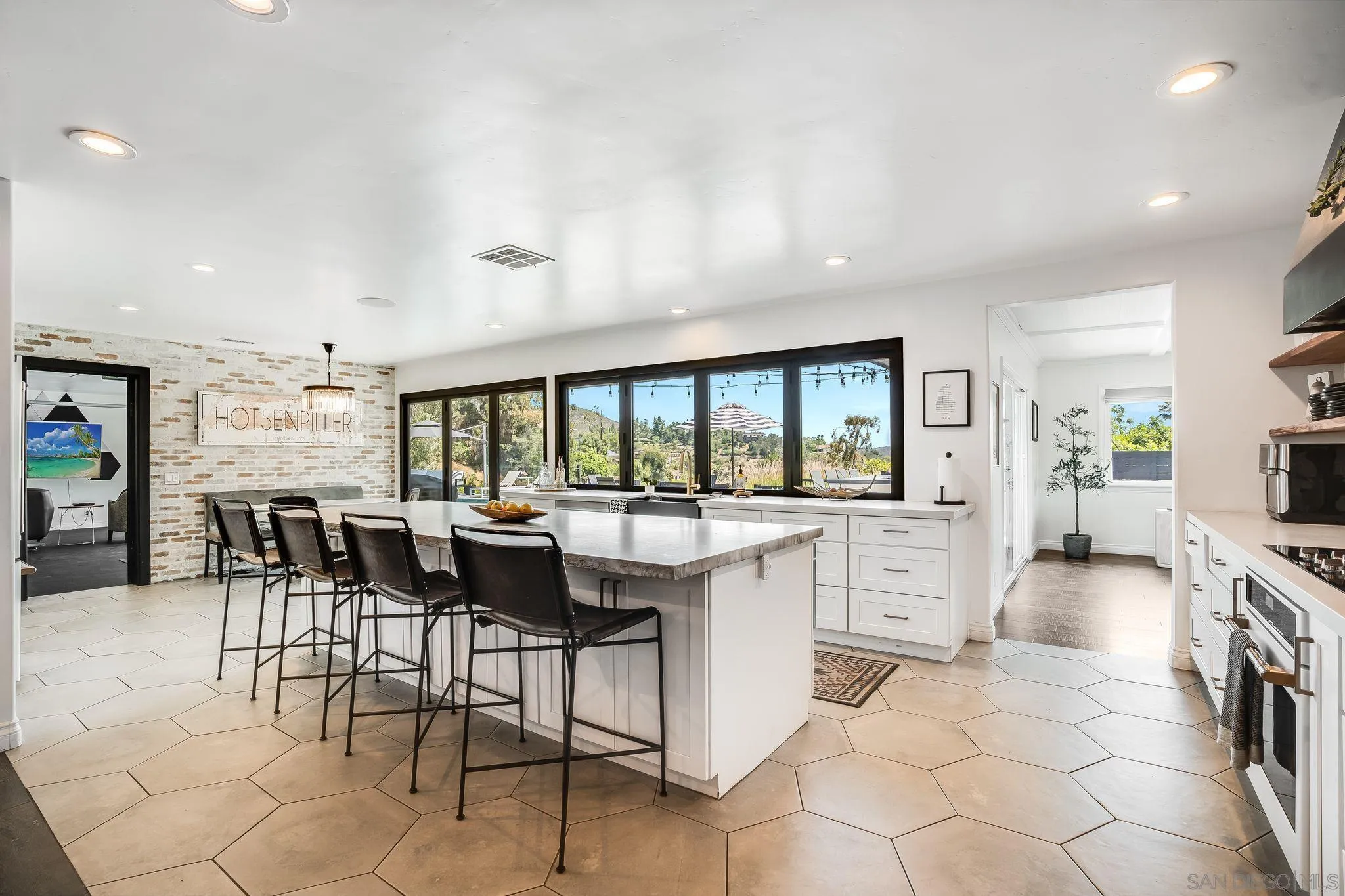 https://cdn.realtyfeed.com/cdn/127/250031689/fa024c16391c20ca4730182068dd99e1.webp