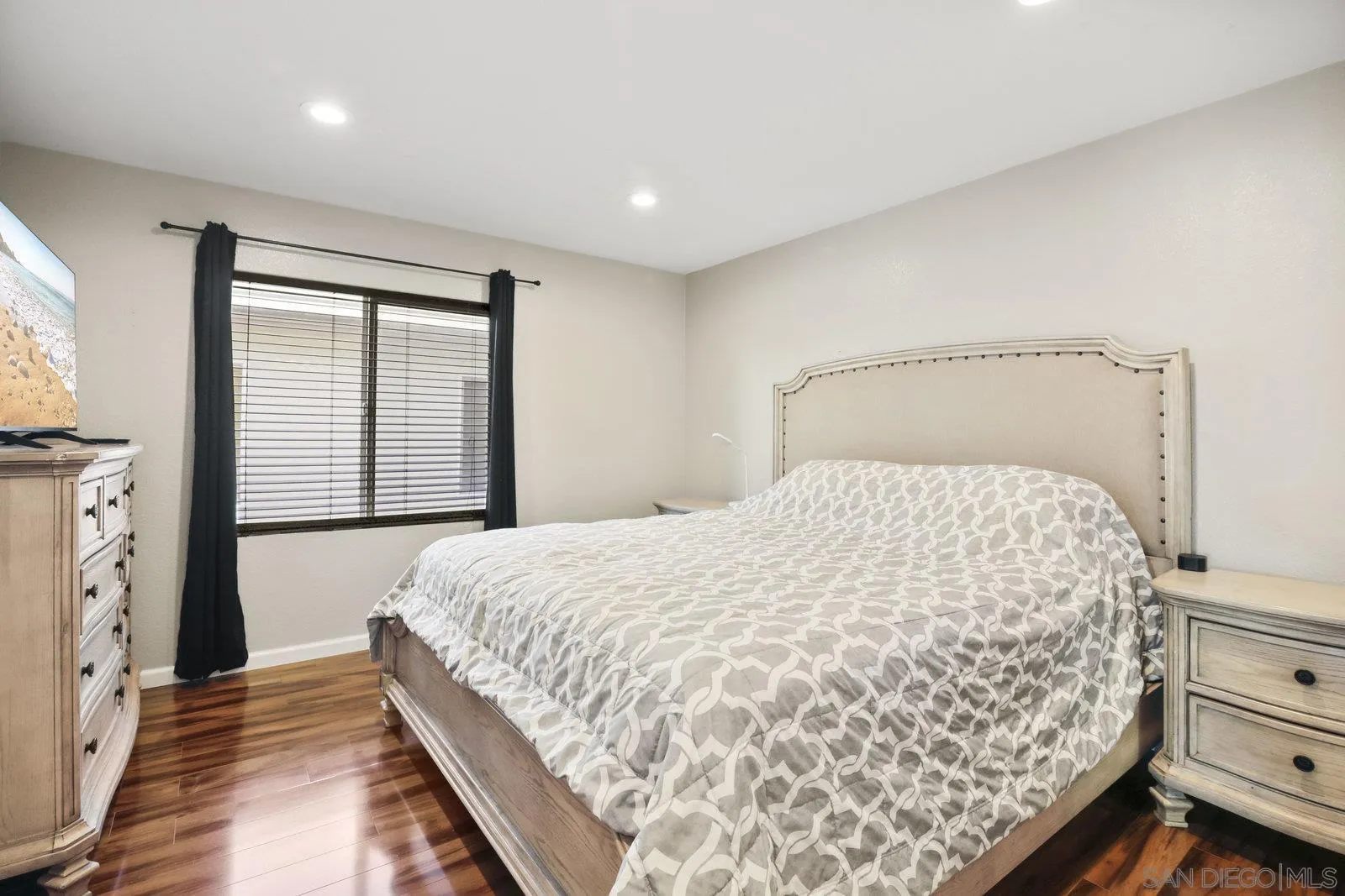 https://cdn.realtyfeed.com/cdn/127/250031766/93e8f734233b101497d071f125615ede.webp