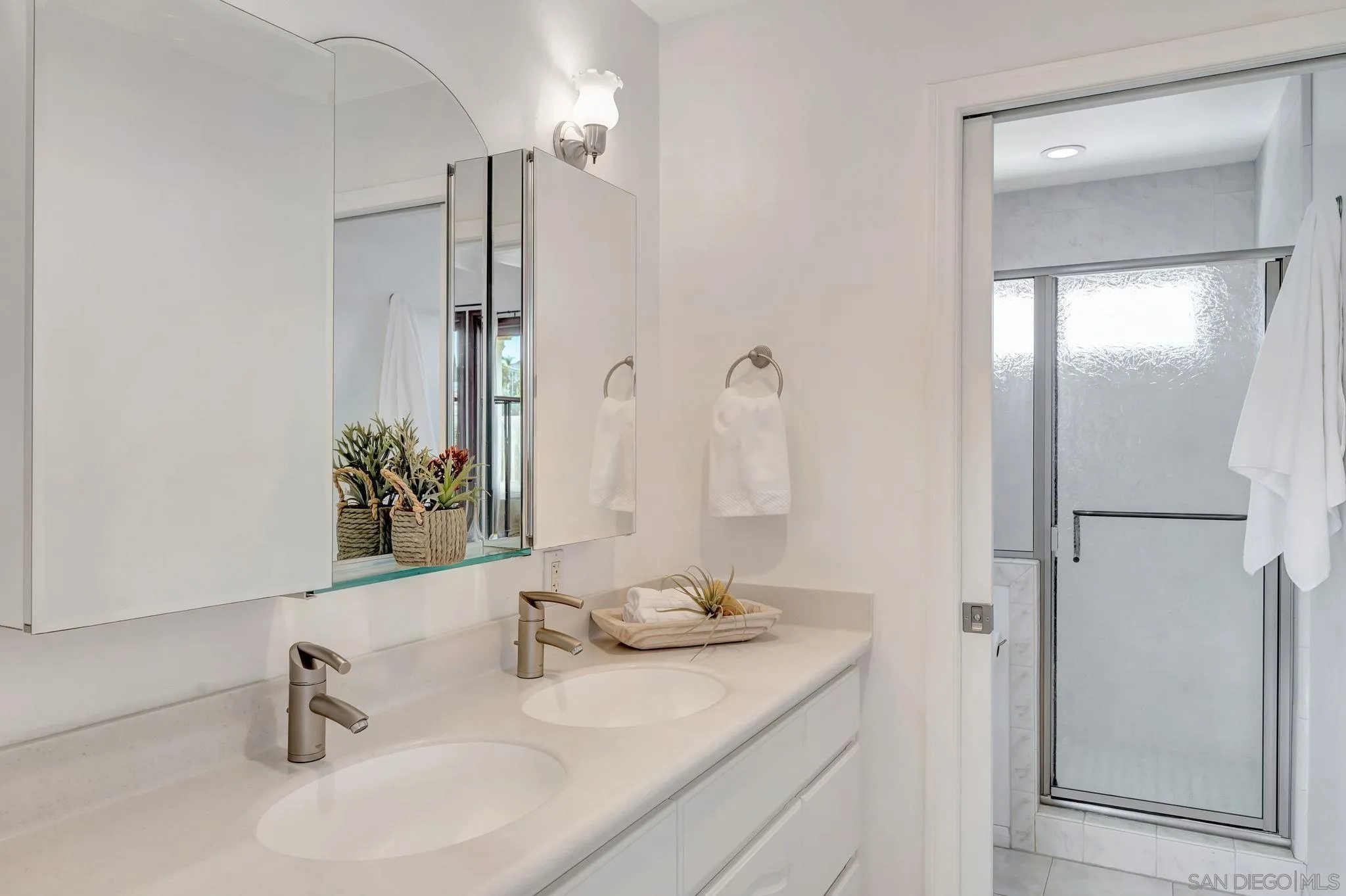 https://cdn.realtyfeed.com/cdn/127/250031778/e3f8e601e1f741f55035263080a6287a.webp