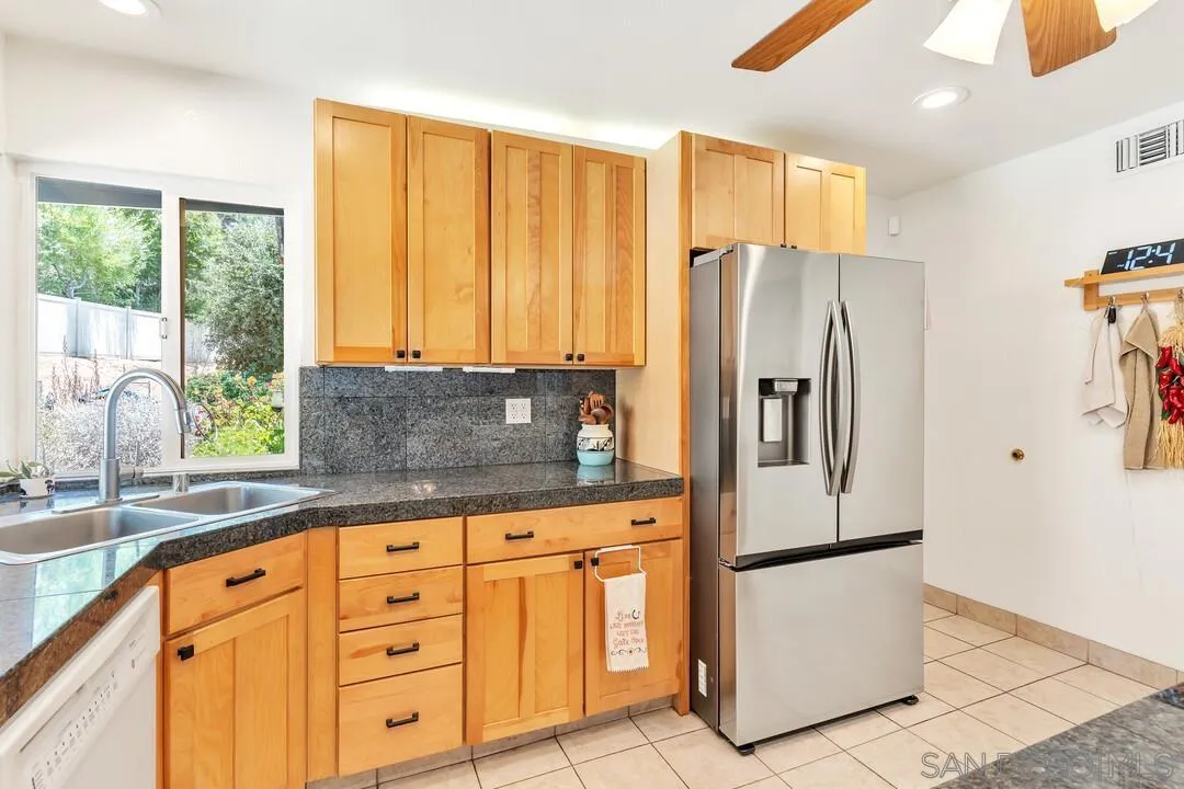 https://cdn.realtyfeed.com/cdn/127/250031804/048f29592197d8578397e7099a861cc3.webp