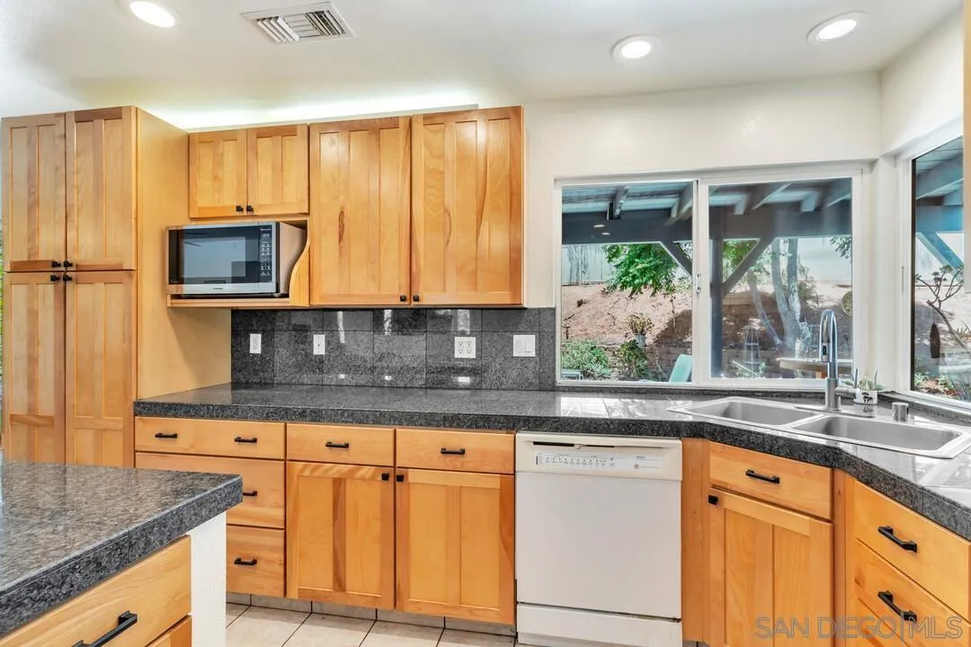 https://cdn.realtyfeed.com/cdn/127/250031804/0d57060d88dc113d98a7186798ad94f9.webp