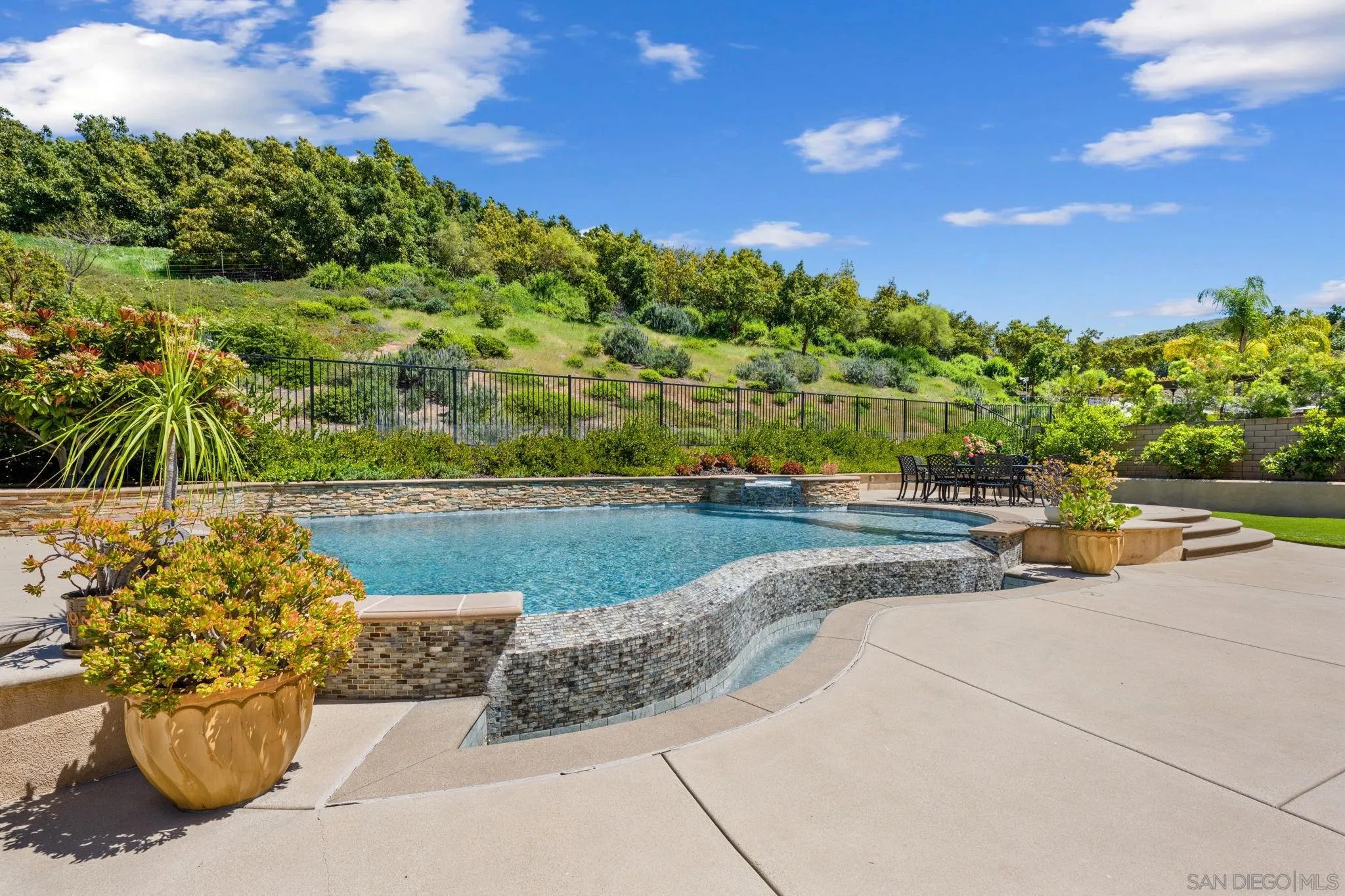 https://cdn.realtyfeed.com/cdn/127/250031872/0e4cdecf8e9ae2d62e72524deaf3bd1d.webp