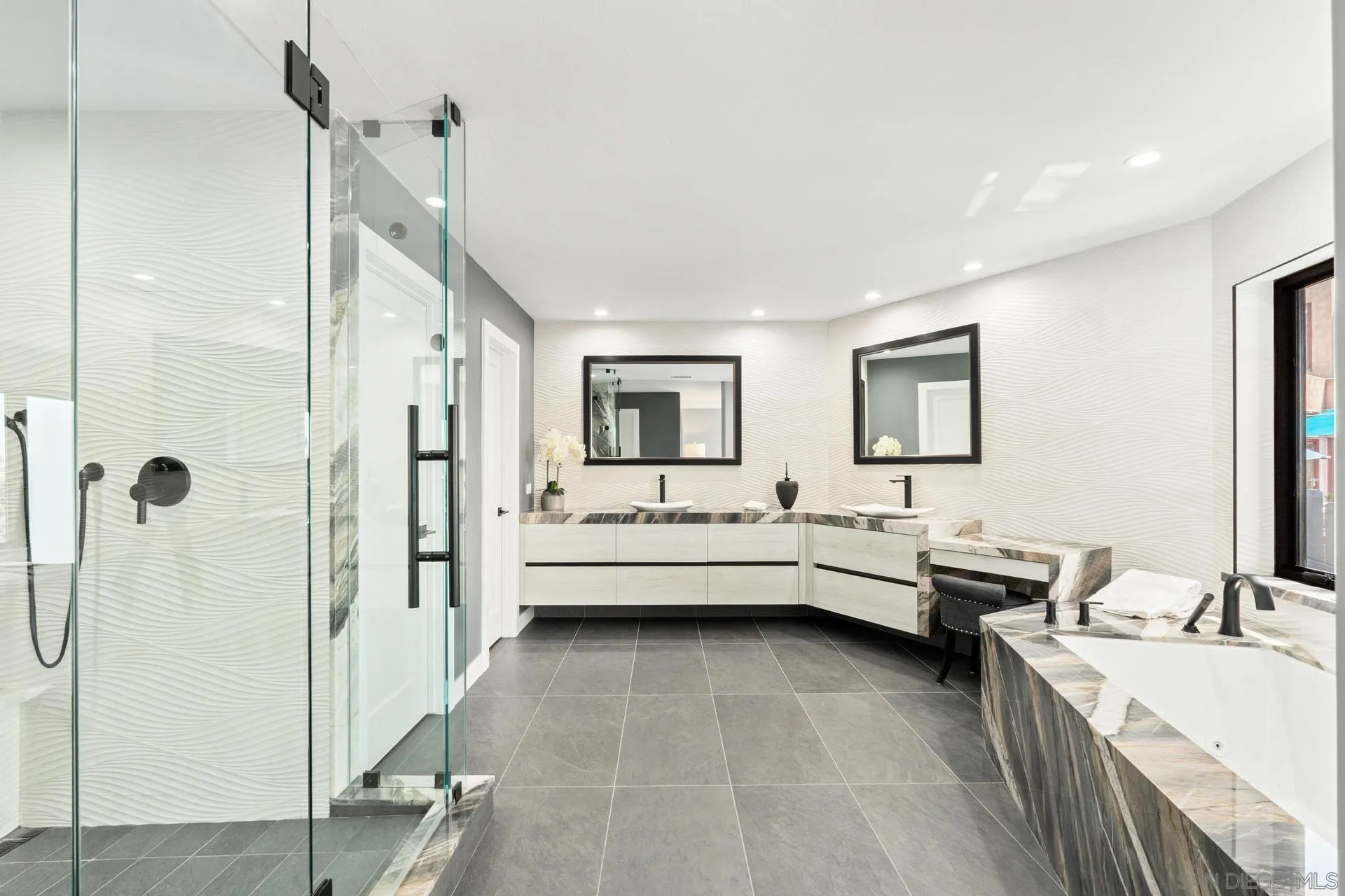 https://cdn.realtyfeed.com/cdn/127/250031878/e024748912be3bc7d22fee956d332a92.webp
