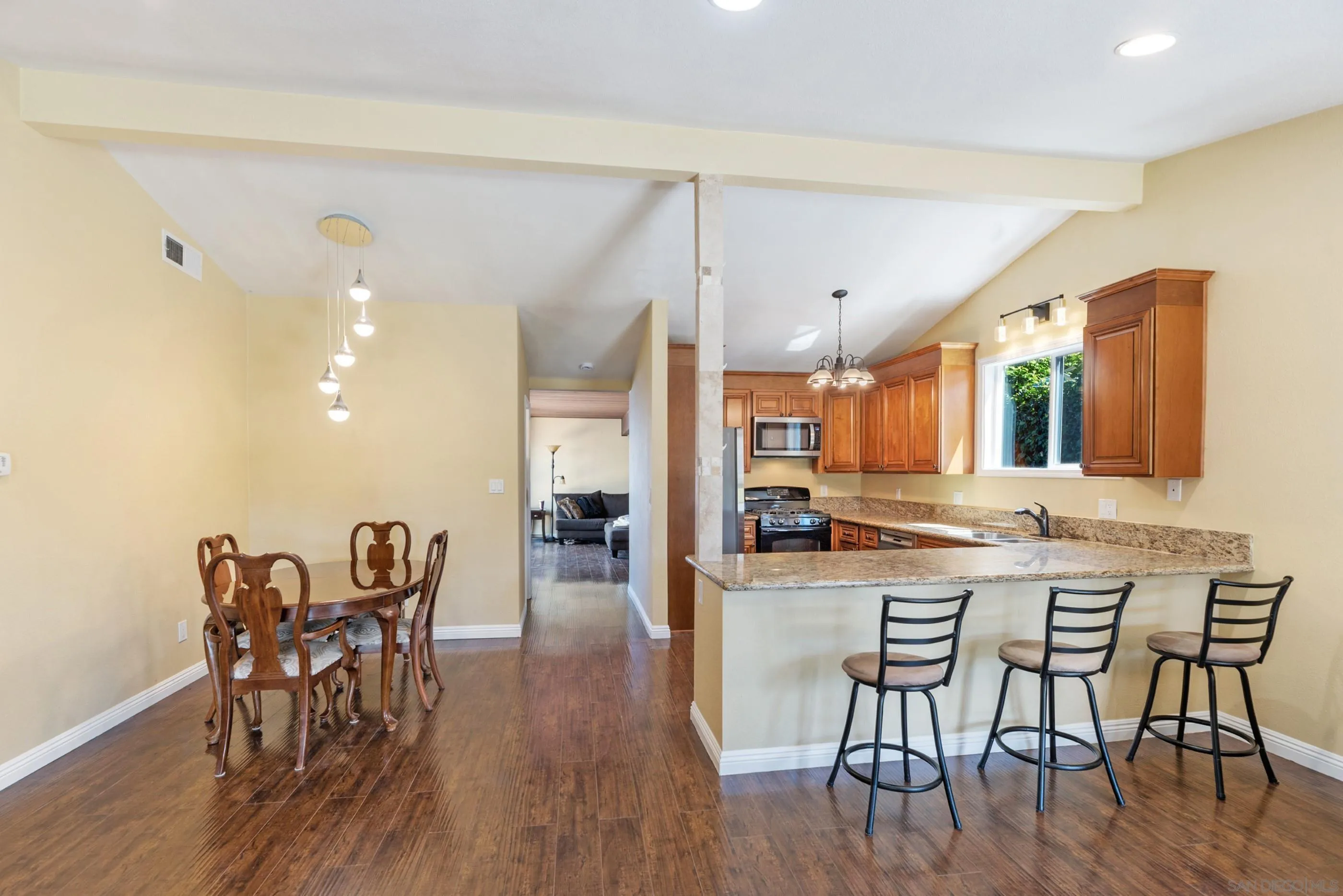 https://cdn.realtyfeed.com/cdn/127/250031910/ea15660d278c6f269d16e988ef48d21c.webp