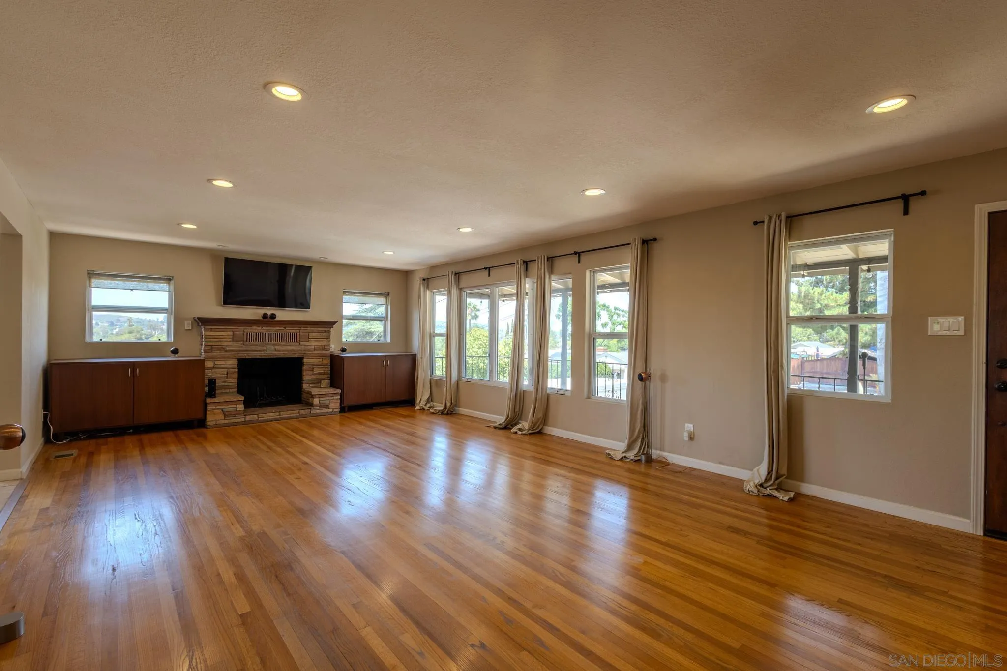 https://cdn.realtyfeed.com/cdn/127/250031952/1054dbd612e739990eed711439bd8d00.webp