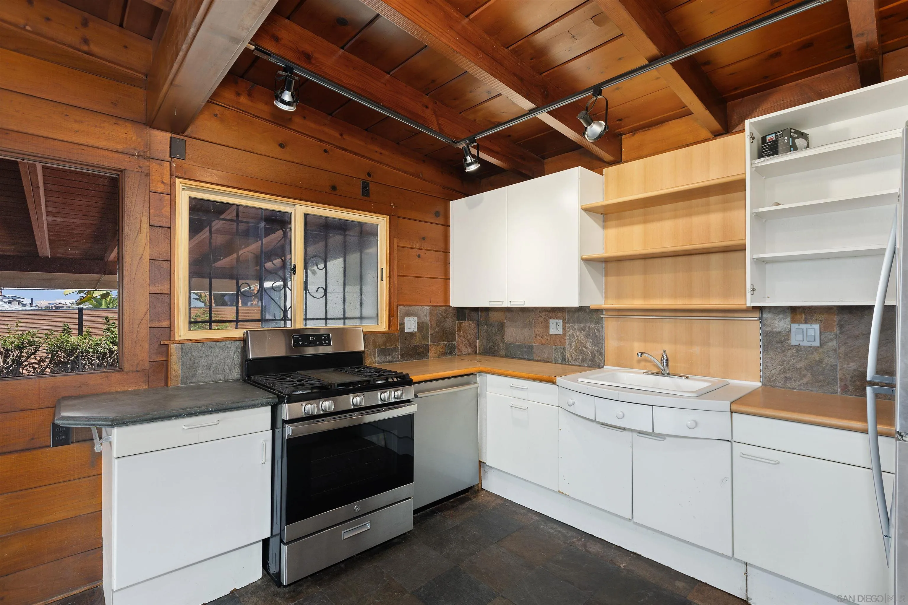 https://cdn.realtyfeed.com/cdn/127/250031976/45b39c00050554647b0aacdc6e21398d.webp