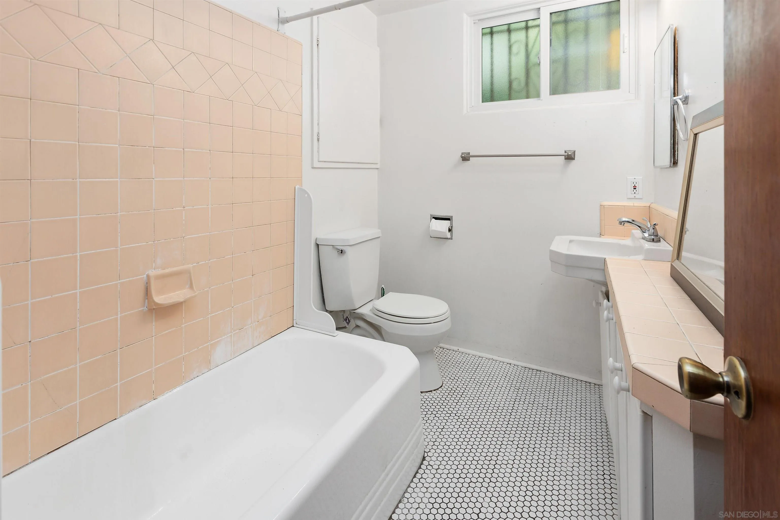 https://cdn.realtyfeed.com/cdn/127/250031976/5f21f937b57eef44b32abb5a8c2cb29a.webp
