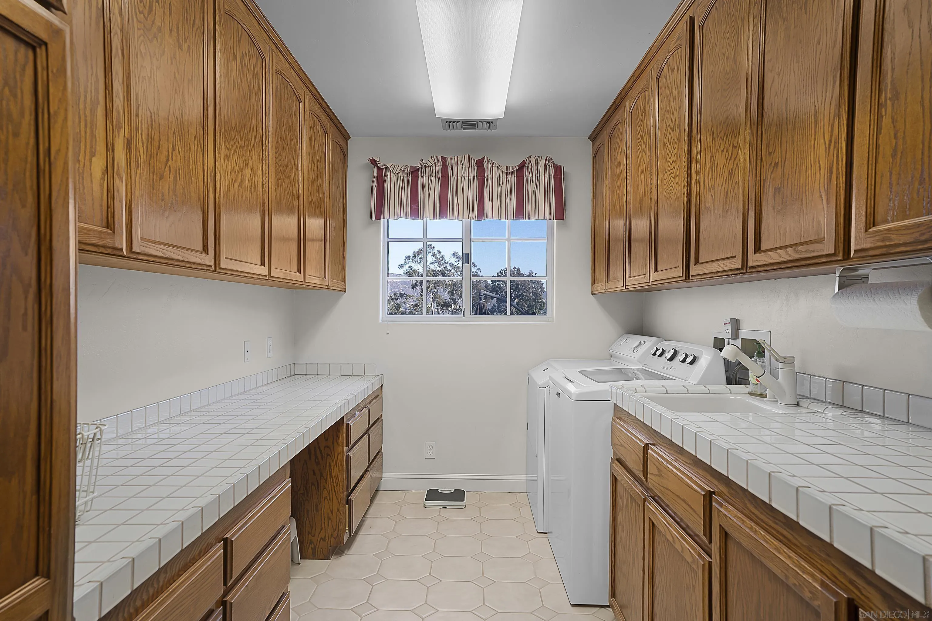 https://cdn.realtyfeed.com/cdn/127/250031990/76917180ecf16202647f99663d37d00e.webp