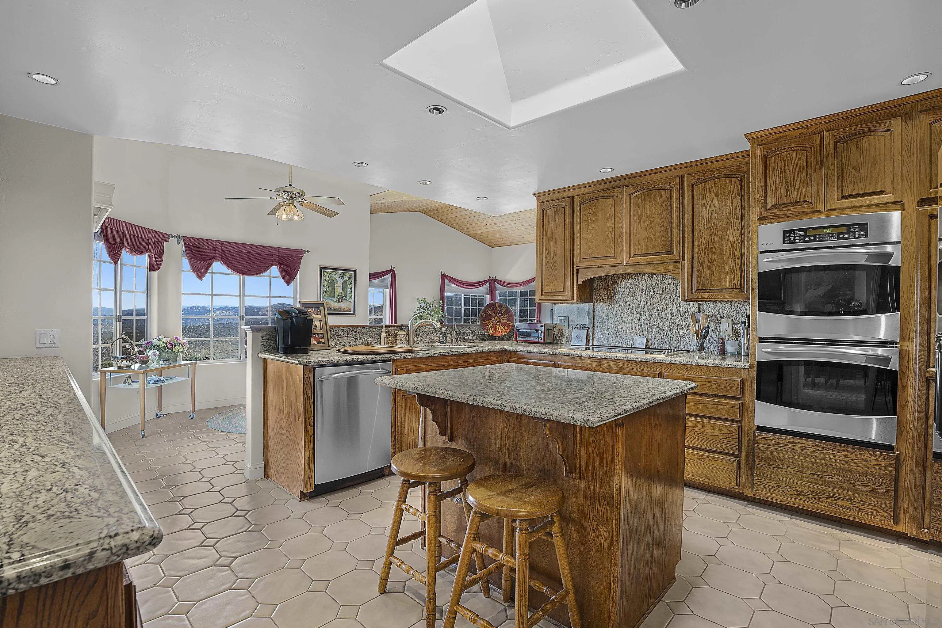 https://cdn.realtyfeed.com/cdn/127/250031990/c82e72b632b069efa21671f5c8cf85e1.webp