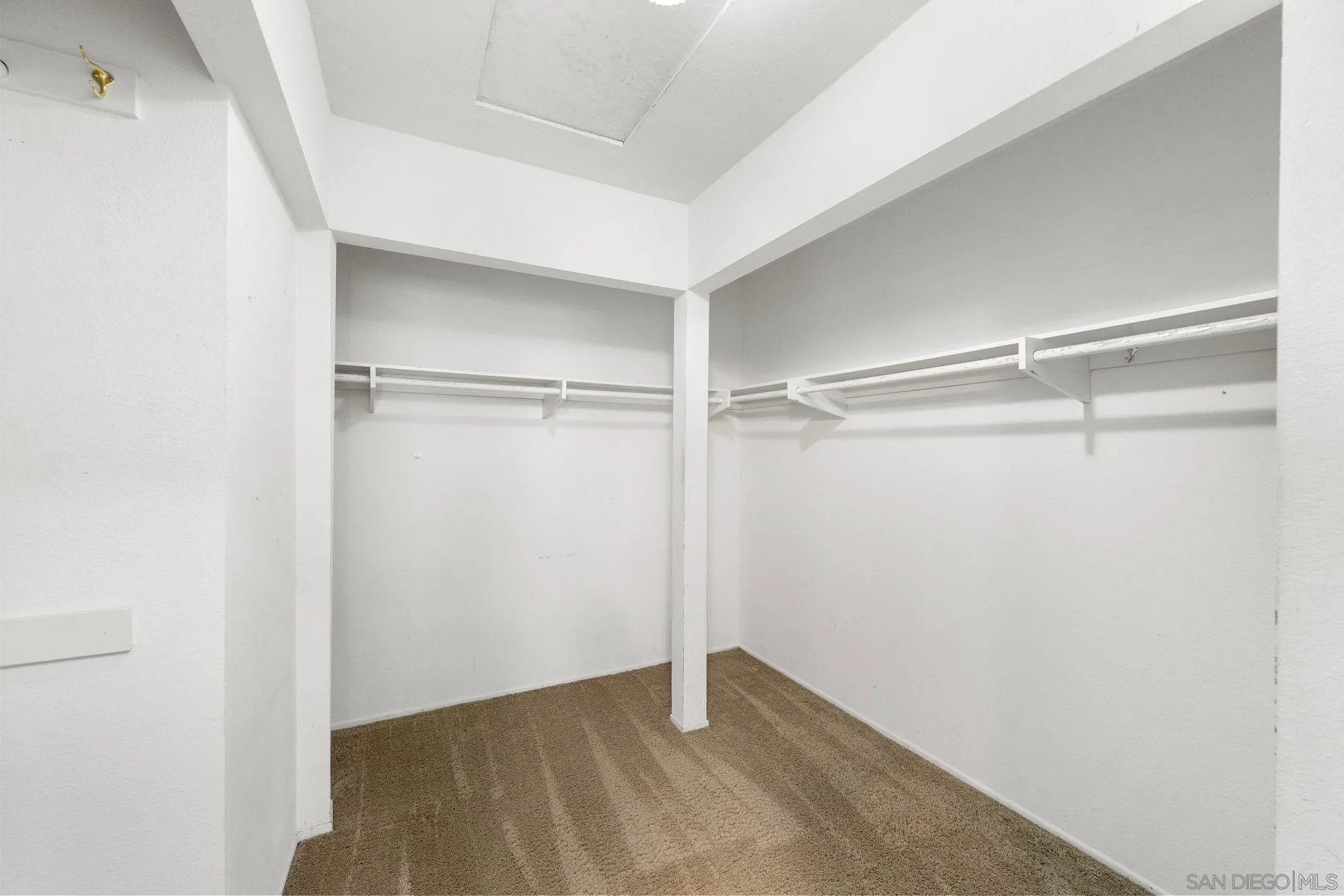 https://cdn.realtyfeed.com/cdn/127/250031993/bfbe2a6e33f15276273e159f4638ea4e.webp