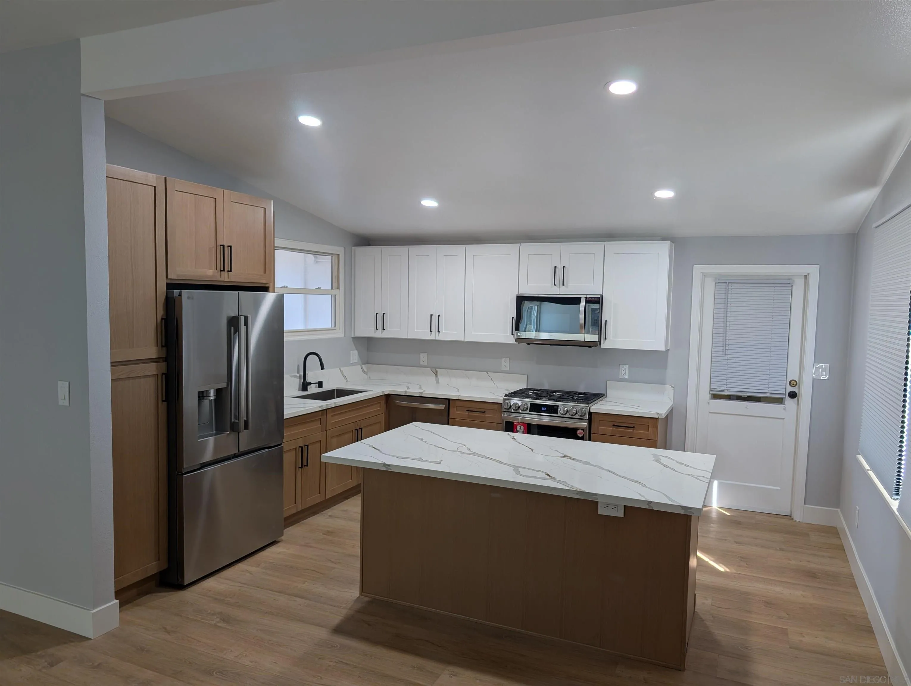 https://cdn.realtyfeed.com/cdn/127/250032050/ce7e65cfe2f701fc22366f1f291108cb.webp