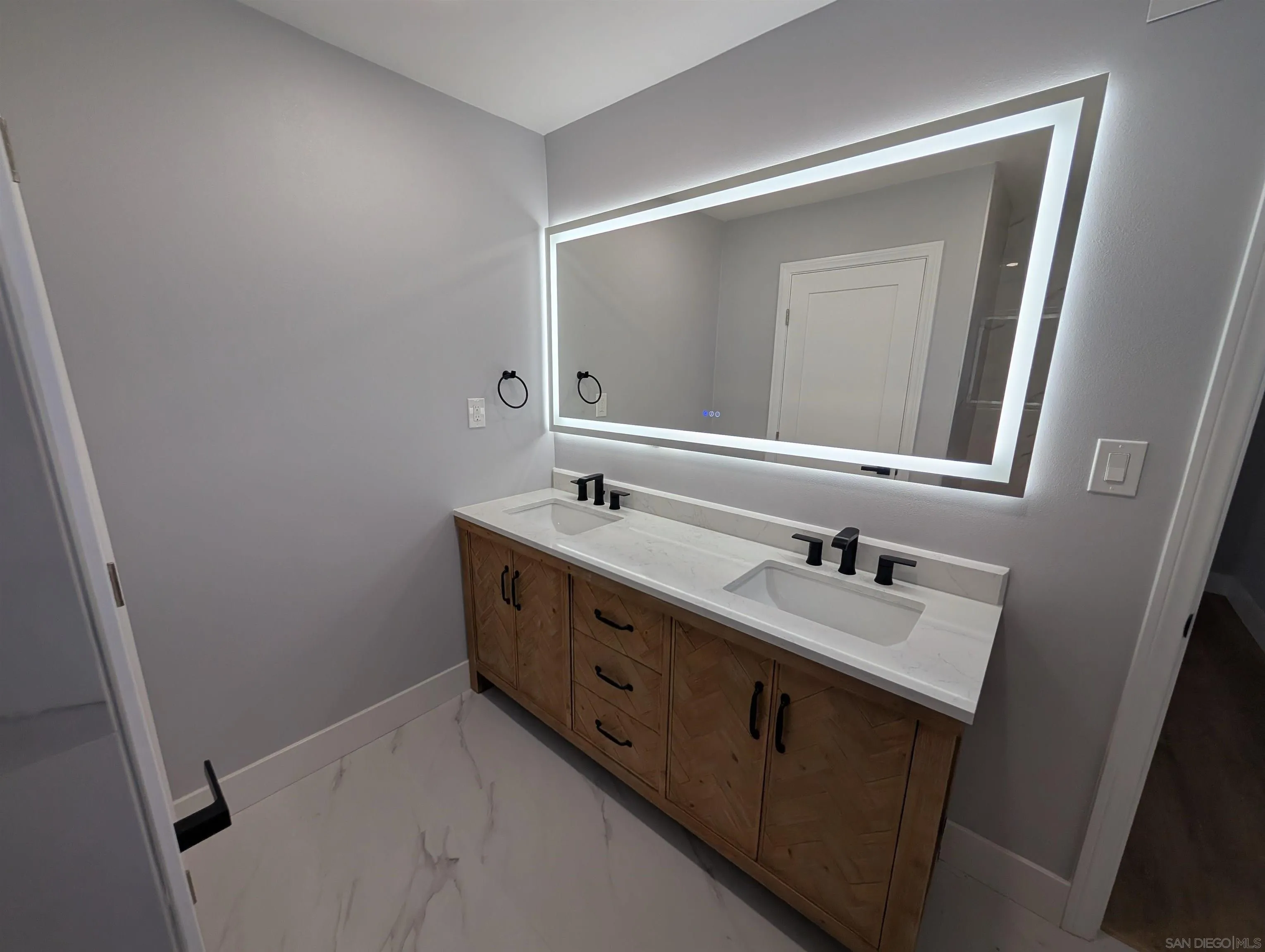 https://cdn.realtyfeed.com/cdn/127/250032050/ffd4ceb7294168759758e064700d9fcc.webp