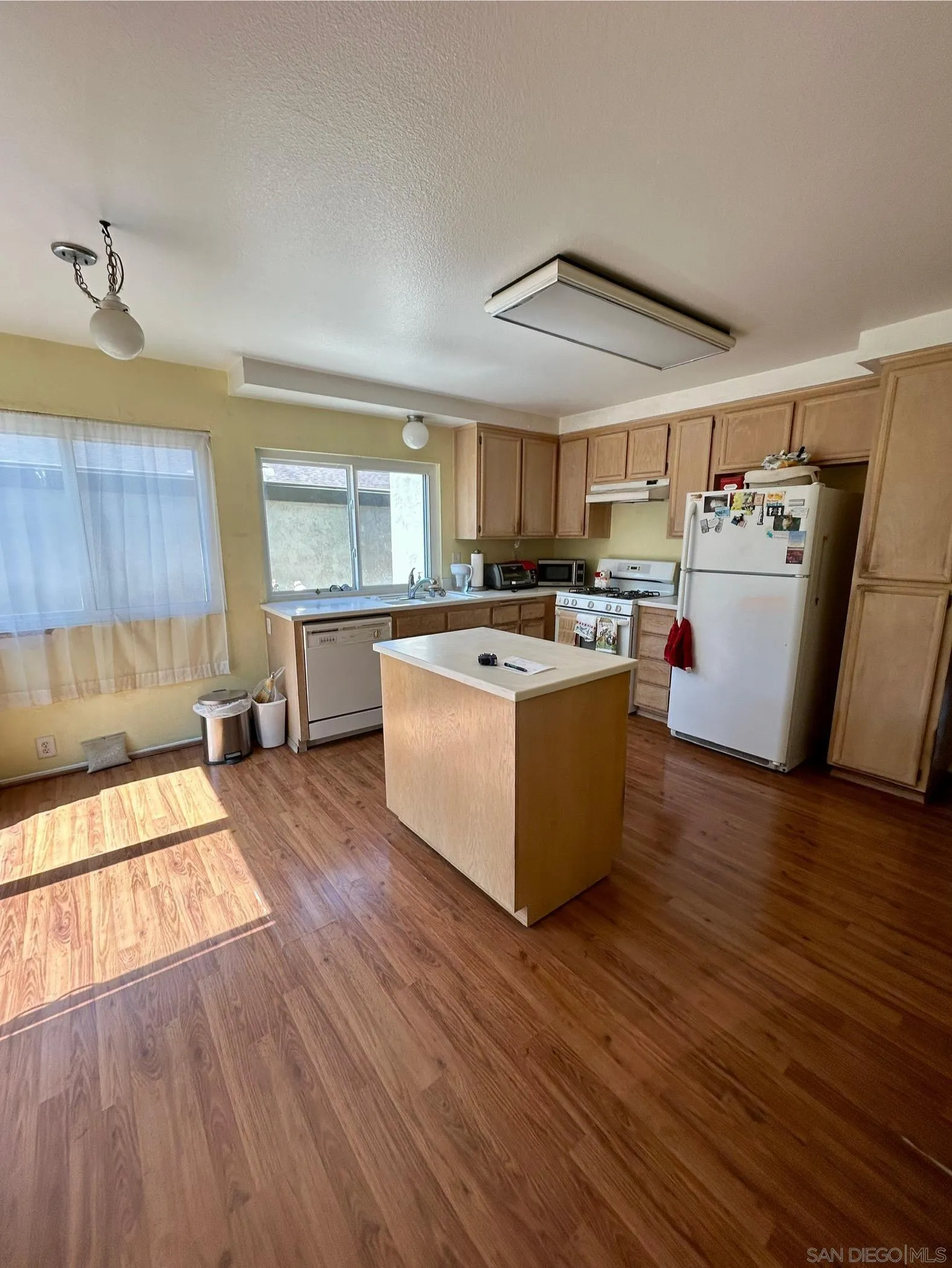 https://cdn.realtyfeed.com/cdn/127/250032055/6c39e1c4ac7e6b085120fdad819f5c24.webp