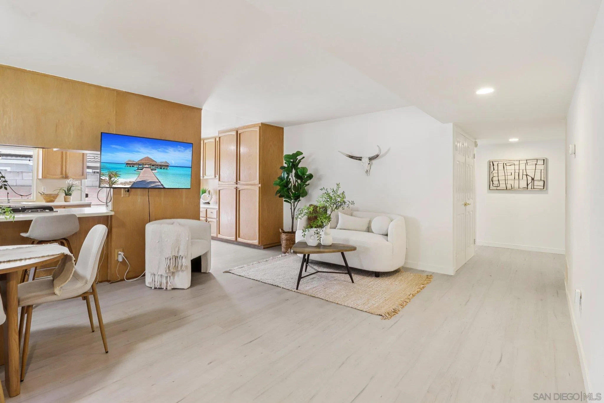 https://cdn.realtyfeed.com/cdn/127/250032060/cd672bcebd48544a961f914dc52b80d8.webp