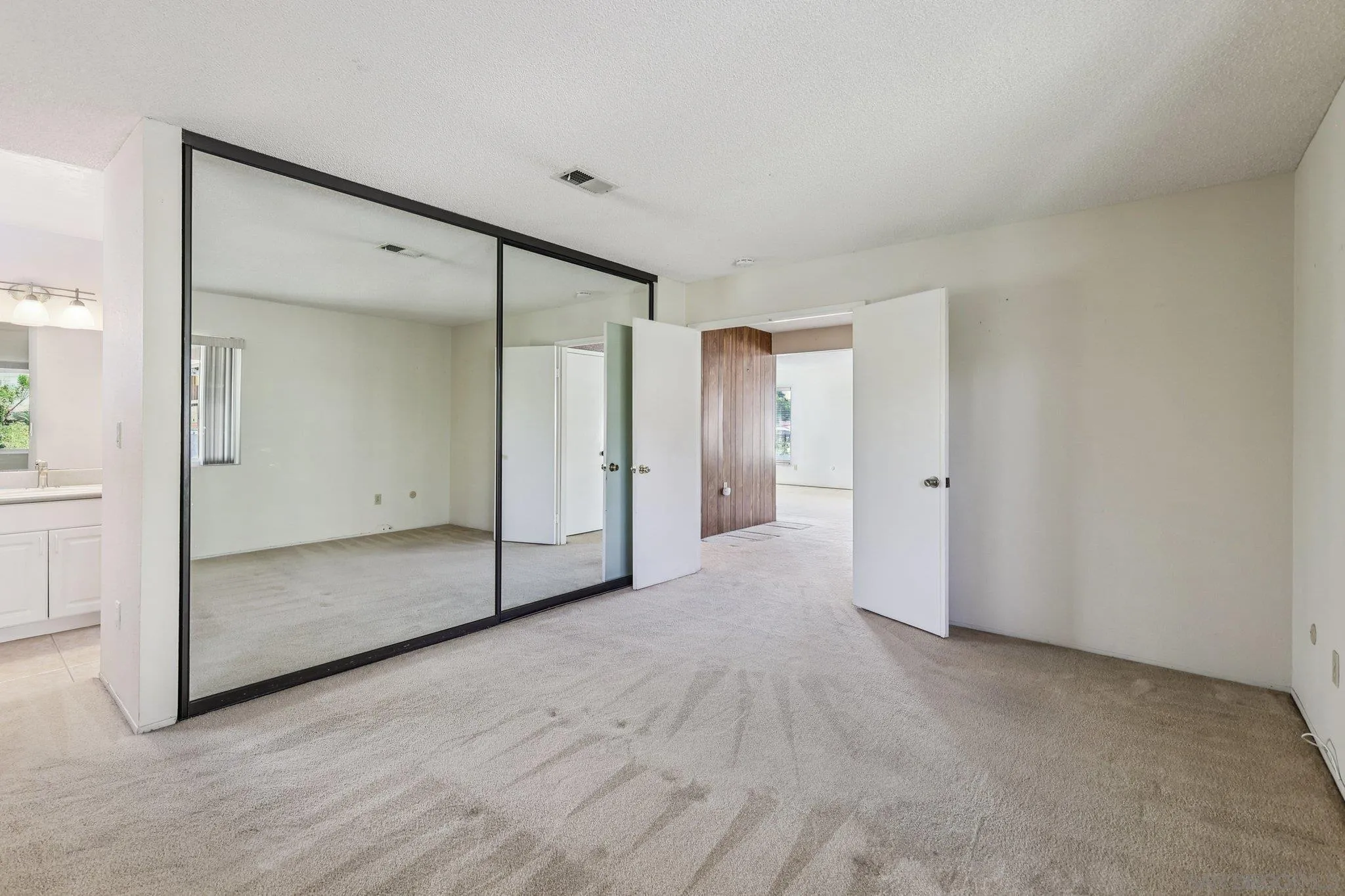 https://cdn.realtyfeed.com/cdn/127/250032074/0243925e7ada6498711de37d1396470c.webp