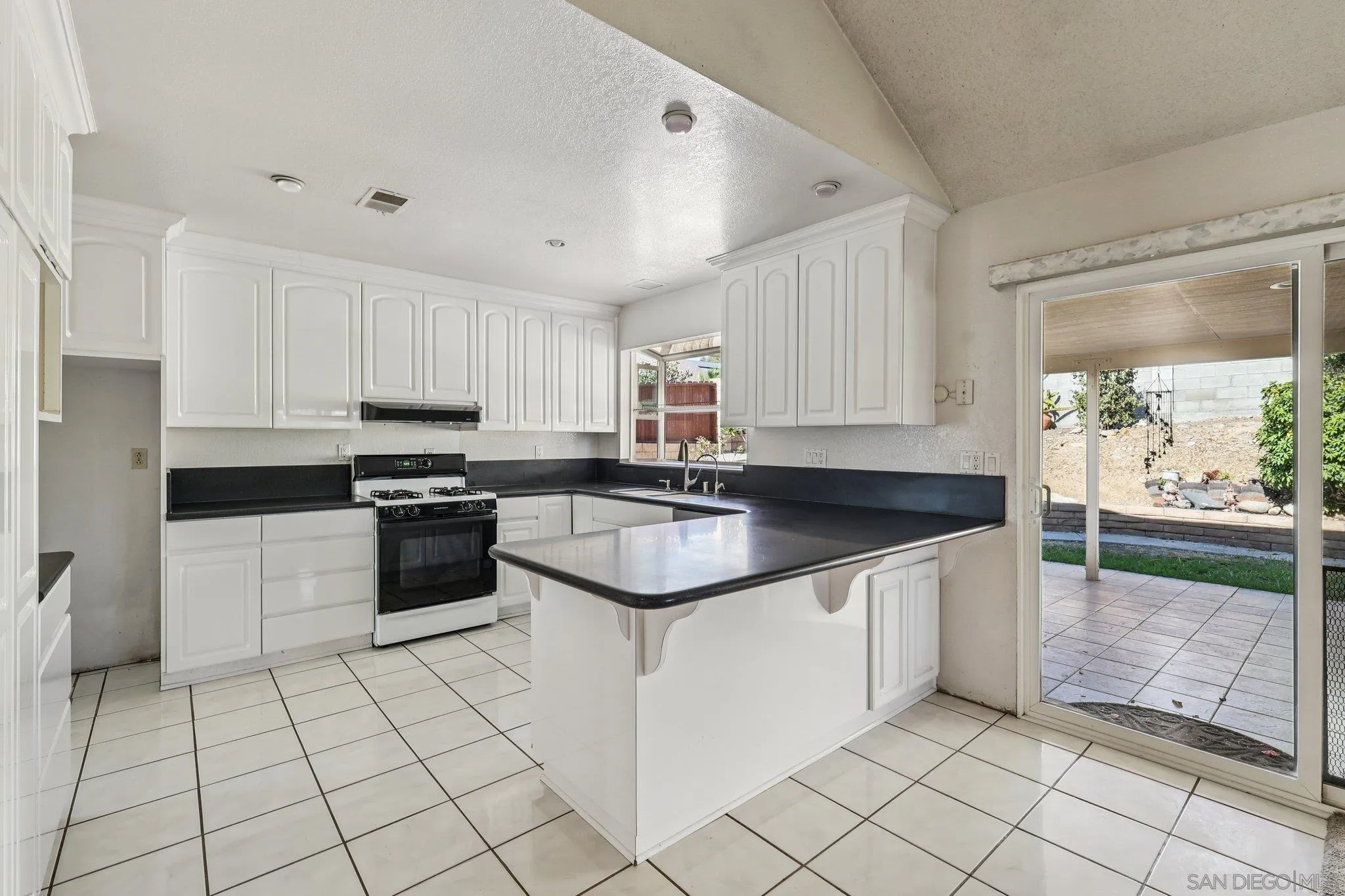 https://cdn.realtyfeed.com/cdn/127/250032074/aea610d8e1989a10aa475da66232e437.webp