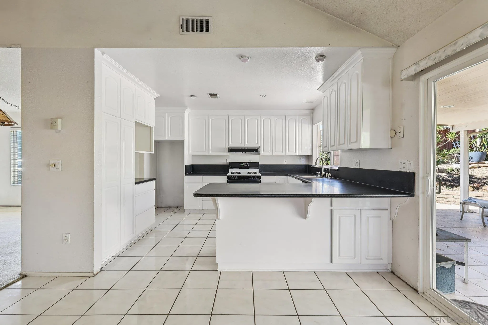 https://cdn.realtyfeed.com/cdn/127/250032074/af2f670c9d5b9a1aec415ec83eb0f6b9.webp