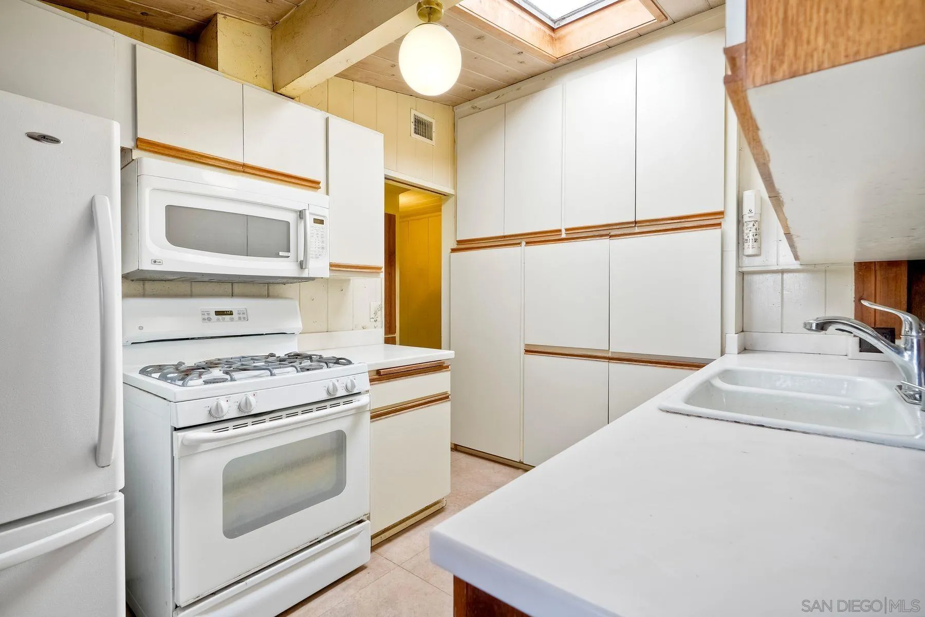 https://cdn.realtyfeed.com/cdn/127/250032135/2f84801c4b9bdcd9d0d2fd567fff63cb.webp
