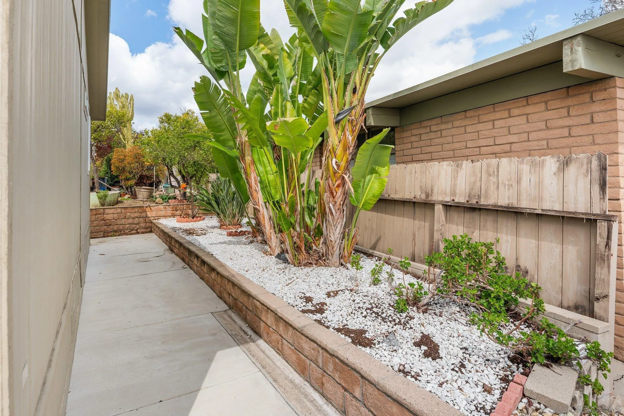 https://cdn.realtyfeed.com/cdn/127/250032143/2ab7040114bc187100748773fe2481a7.webp