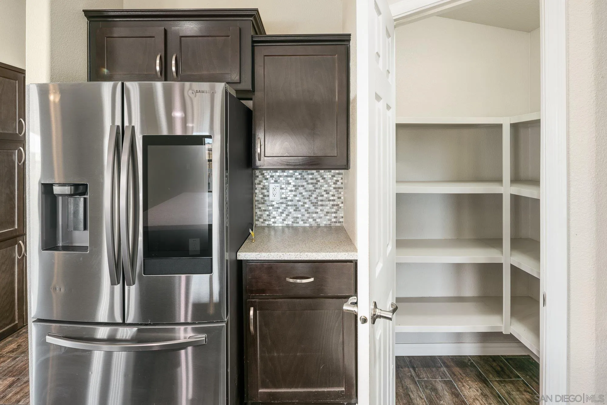 https://cdn.realtyfeed.com/cdn/127/250032143/49078241b4f072d451f5733428eec858.webp