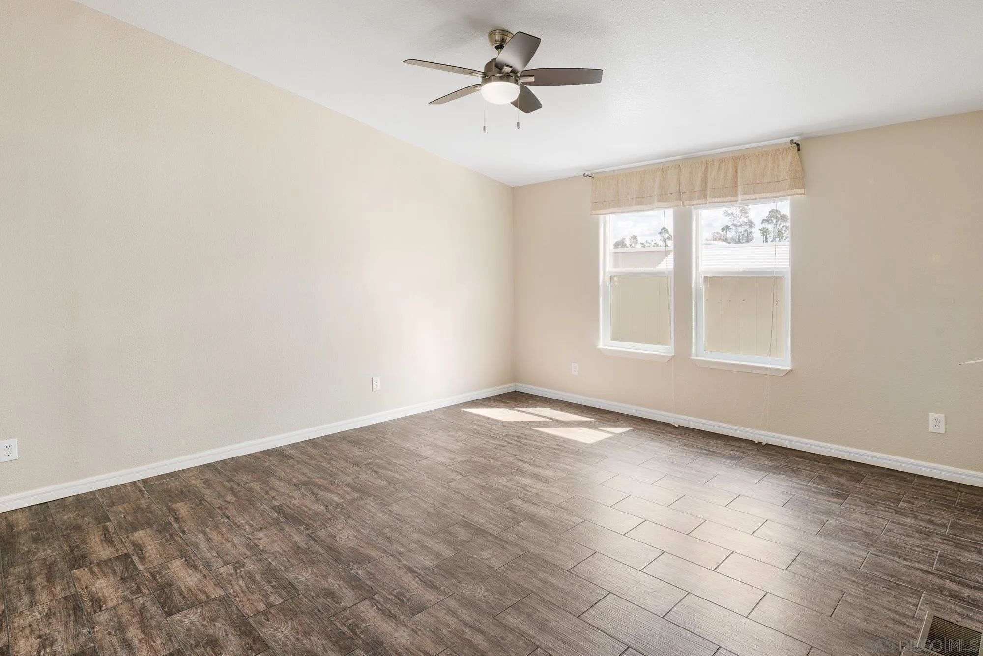 https://cdn.realtyfeed.com/cdn/127/250032143/6d49fbb2f8f5381b9de0faf61405cd37.webp