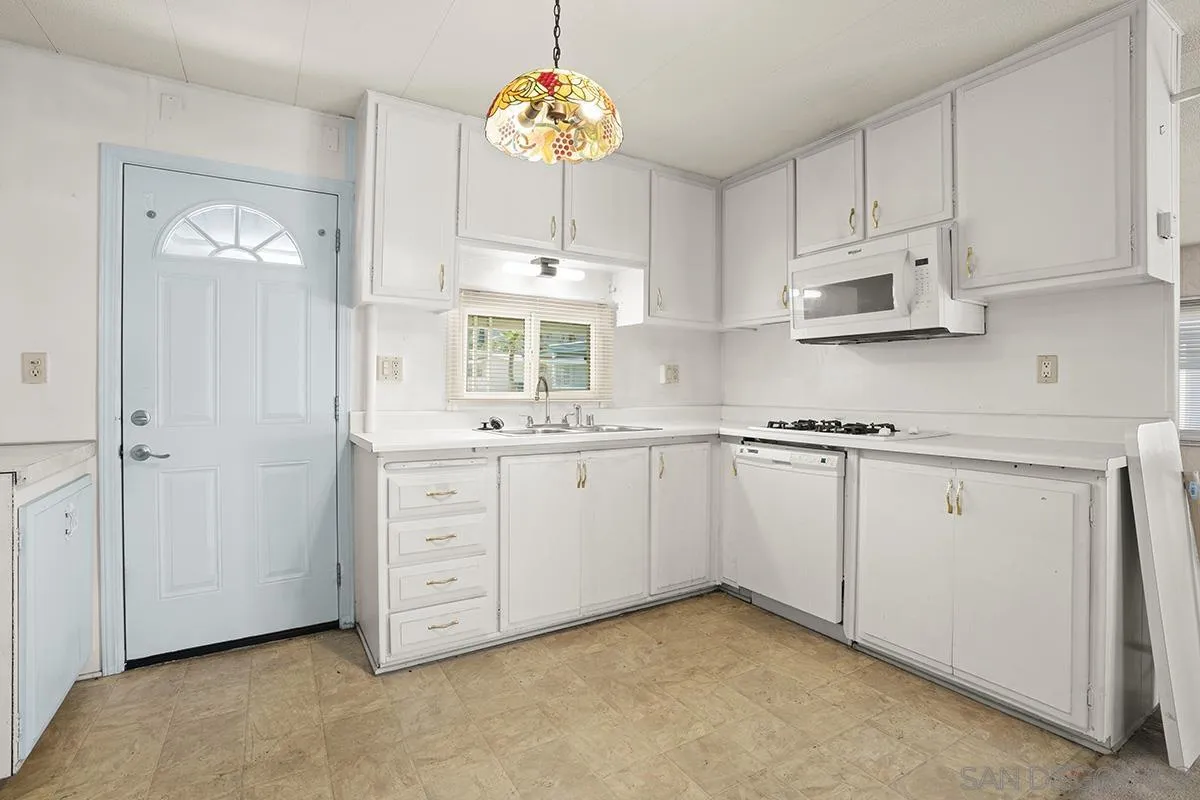 https://cdn.realtyfeed.com/cdn/127/250032189/ec014330994515d148f11352f81f948c.webp