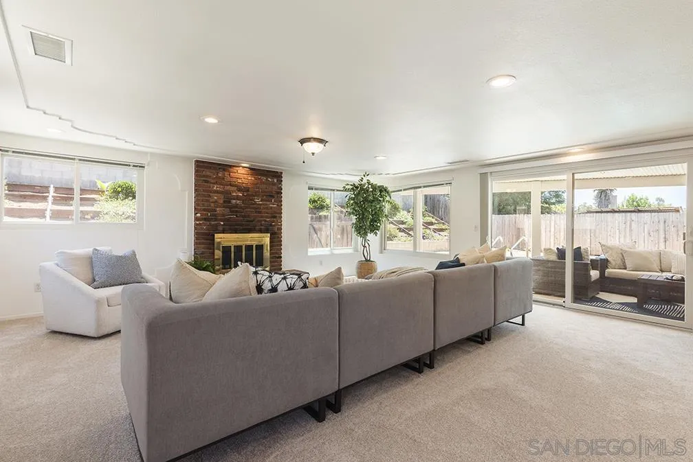 https://cdn.realtyfeed.com/cdn/127/250032216/065deafa7c54a0a058c5f0a7abac58da.webp