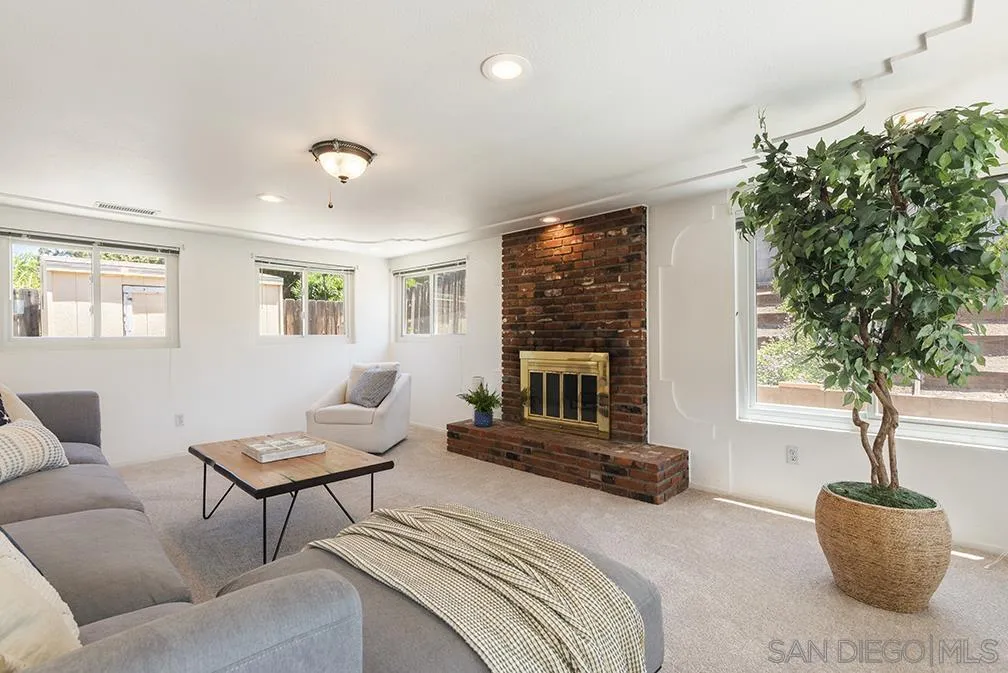 https://cdn.realtyfeed.com/cdn/127/250032216/39a58830fb0b7ad287fbda2280fde87d.webp