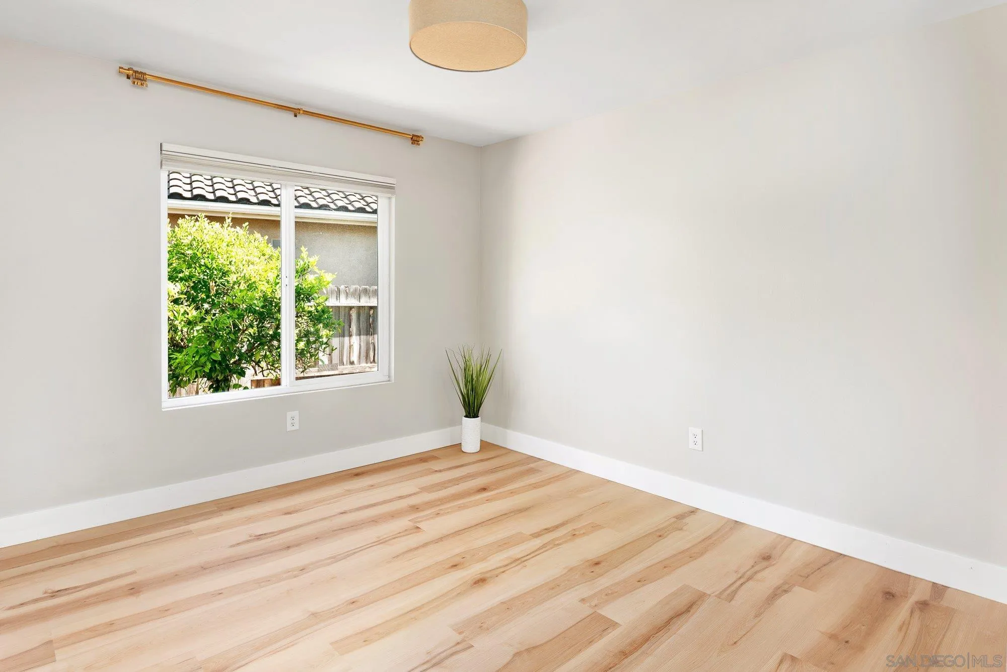 https://cdn.realtyfeed.com/cdn/127/250032392/0a5af96f8e6b228f70dd36eb7c7f25ad.webp