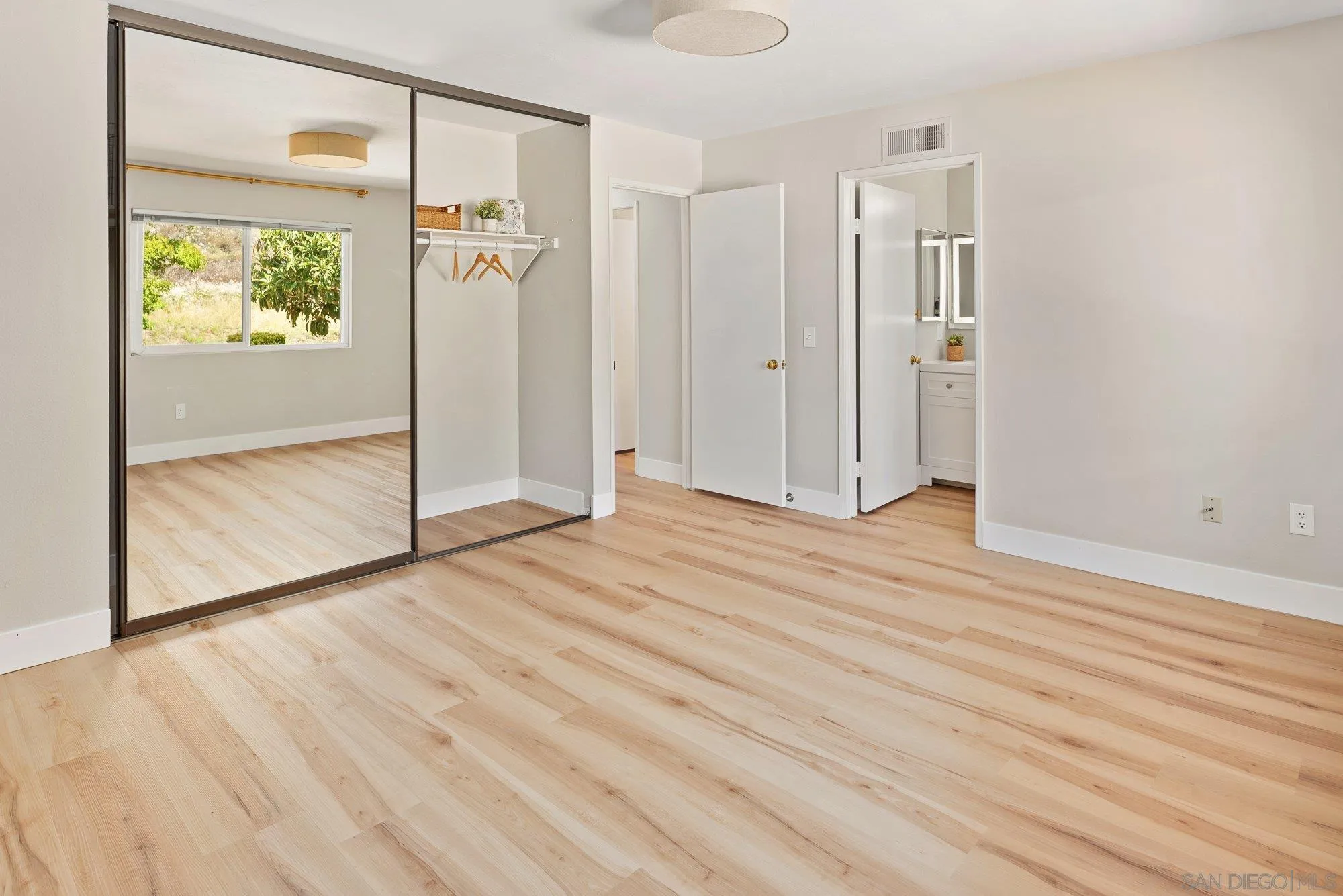 https://cdn.realtyfeed.com/cdn/127/250032392/33e41d7aafdaf1c240c7d06e87c05c76.webp